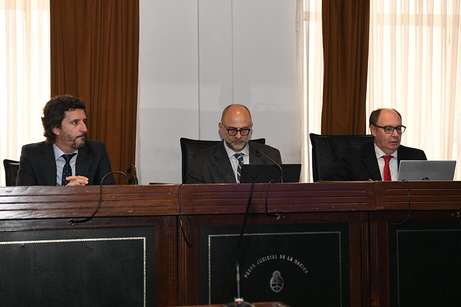 El juicio está a cargo del Tribunal Oral en lo Criminal N°11, (de izquierda a derecha) integrado por los jueces Matías Buenaventura, Julio Pablo Quiñones y Julio López Casariego