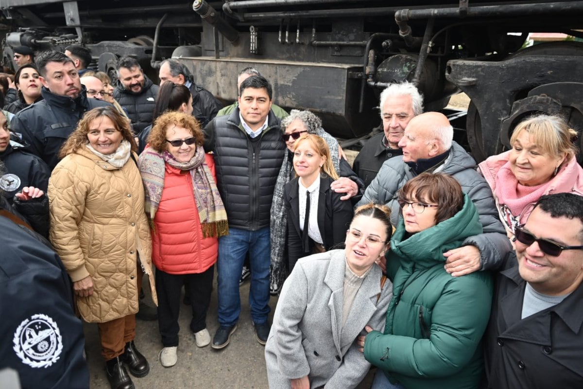 Vecinos pioneros de Jaramillo recibieron ayer un reconocimiento durante el acto en el que la comunidad recibió la locomotora