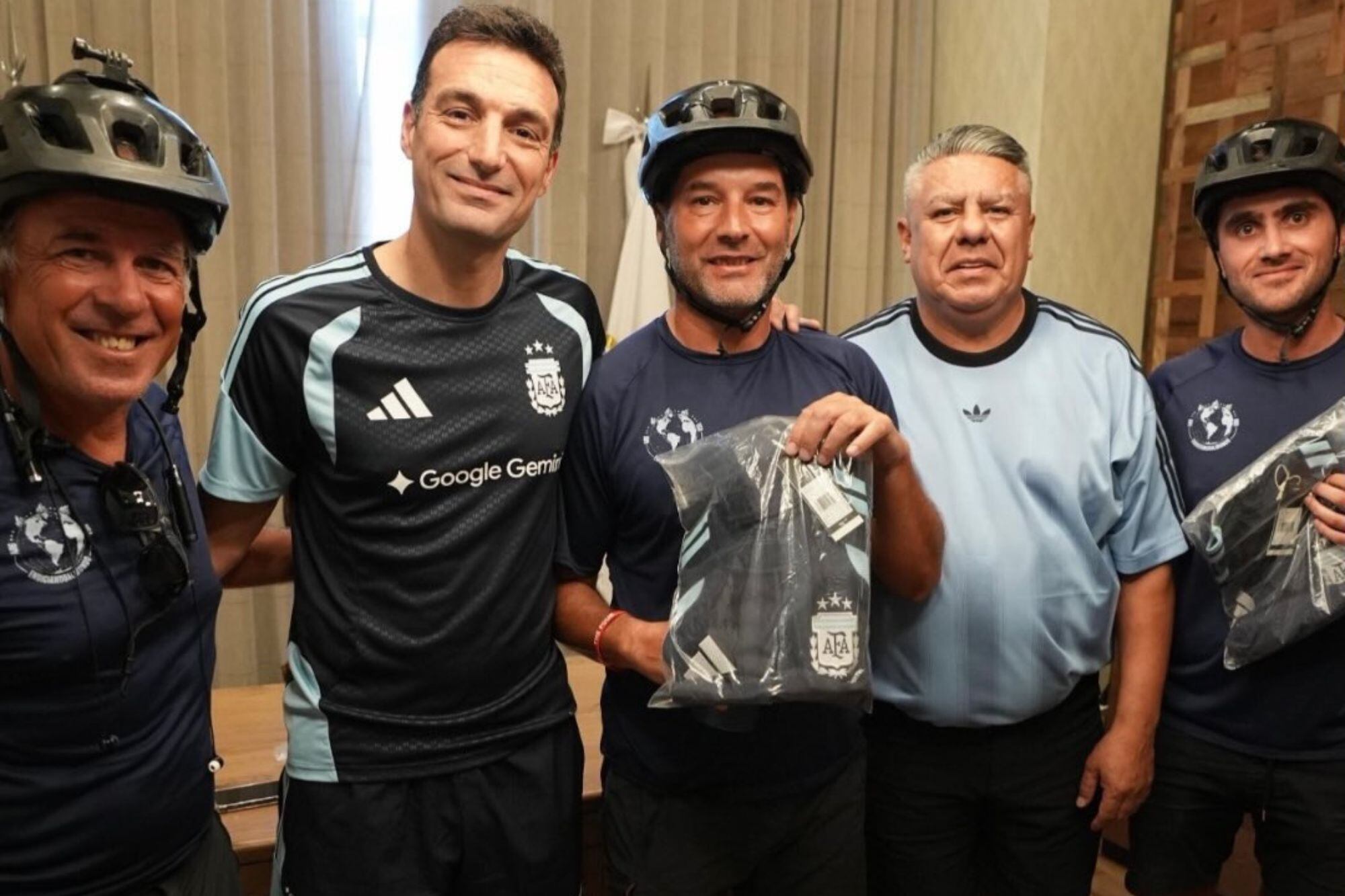 Sueño argentino: tres amigos viajaron en bicicleta por 17 países y más de 10.000 millas para ver a Messi en el Mundial