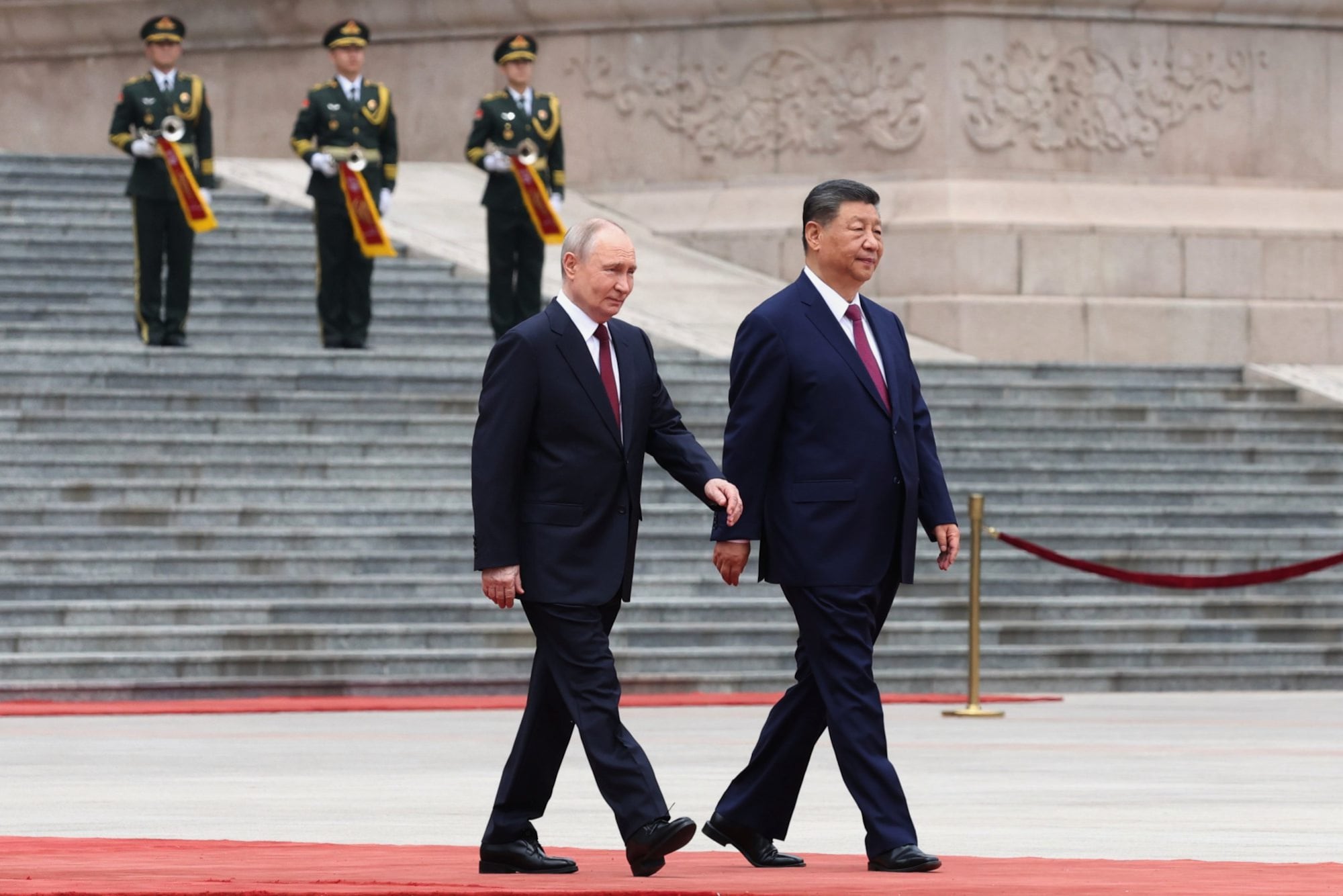 El presidente ruso Vladimir Putin, a la izquierda, y el presidente chino Xi Jinping asisten a una ceremonia de bienvenida en el Gran Salón del Pueblo, en Pekín