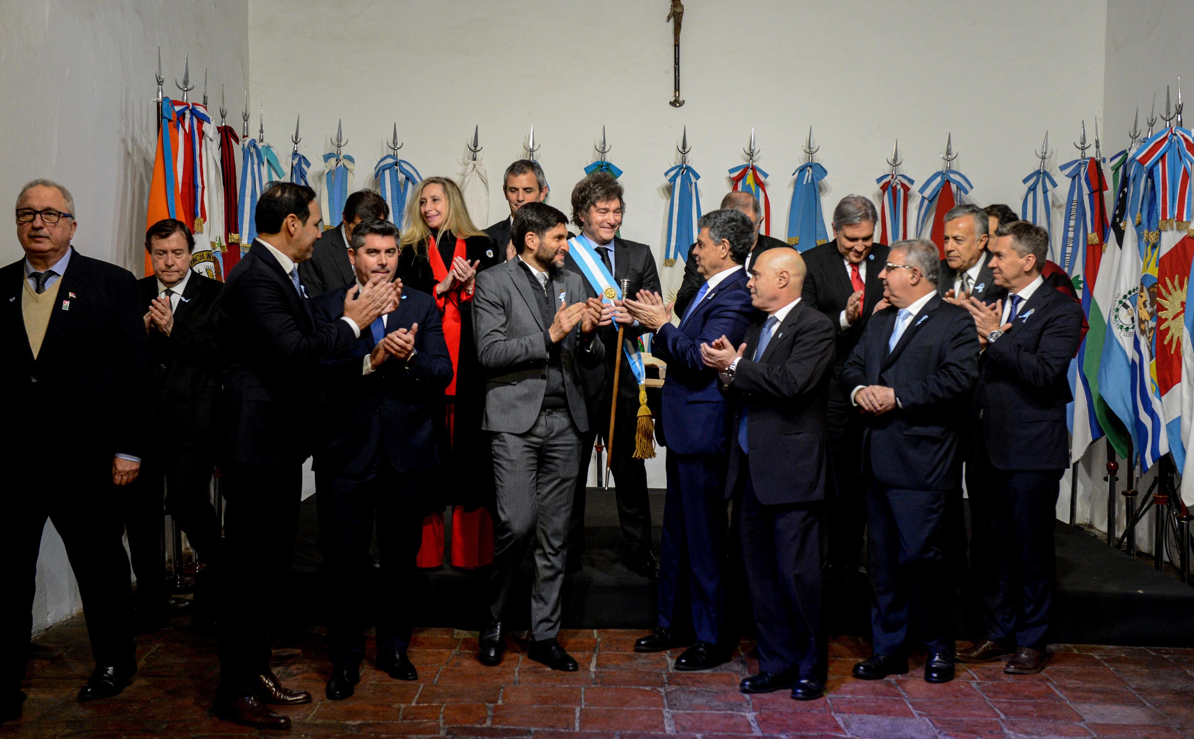 Javier Milei junto a gobernadores en julio de 2024 durante la firma del Pacto de Mayo