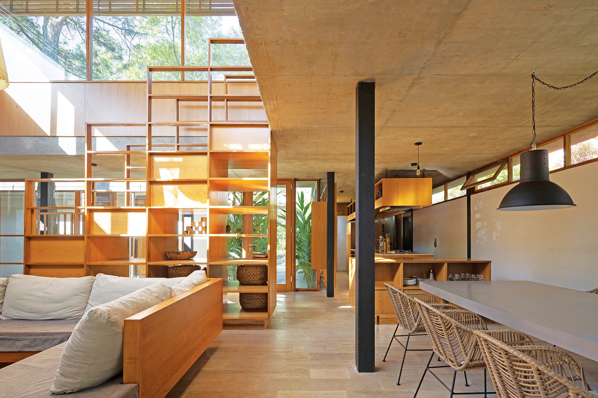 Mueble en petiribí (Arq. Bárbara Berson). Mesa de comedor con tapa de Betrox, un cemento muy liviano para mobiliario, hecha a medida con refuerzos en hierro. Juego de sillas de ratán (Estilo Rattan).