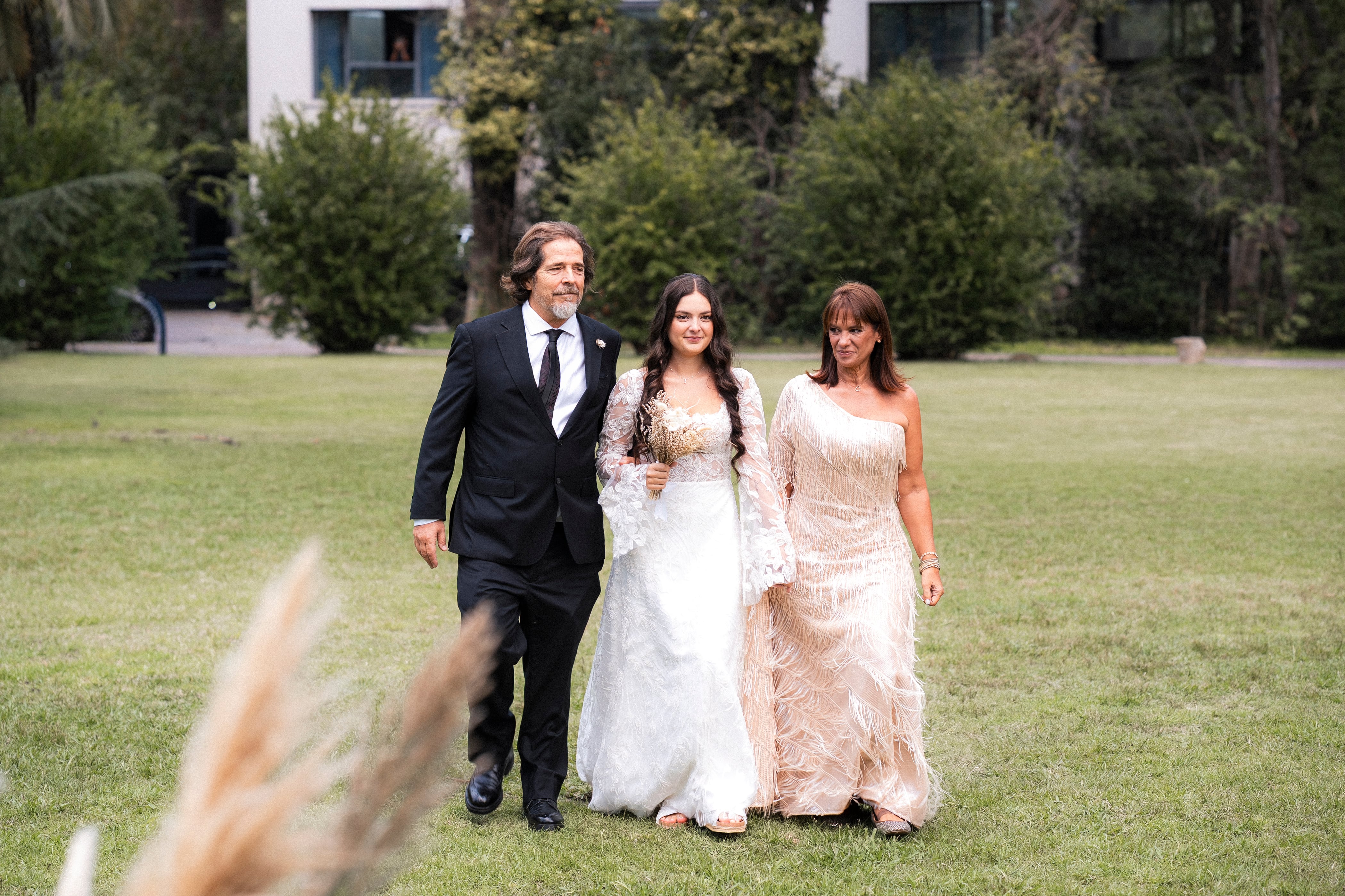 Julieta decidió romper con la tradicional entrada únicamente con su papá