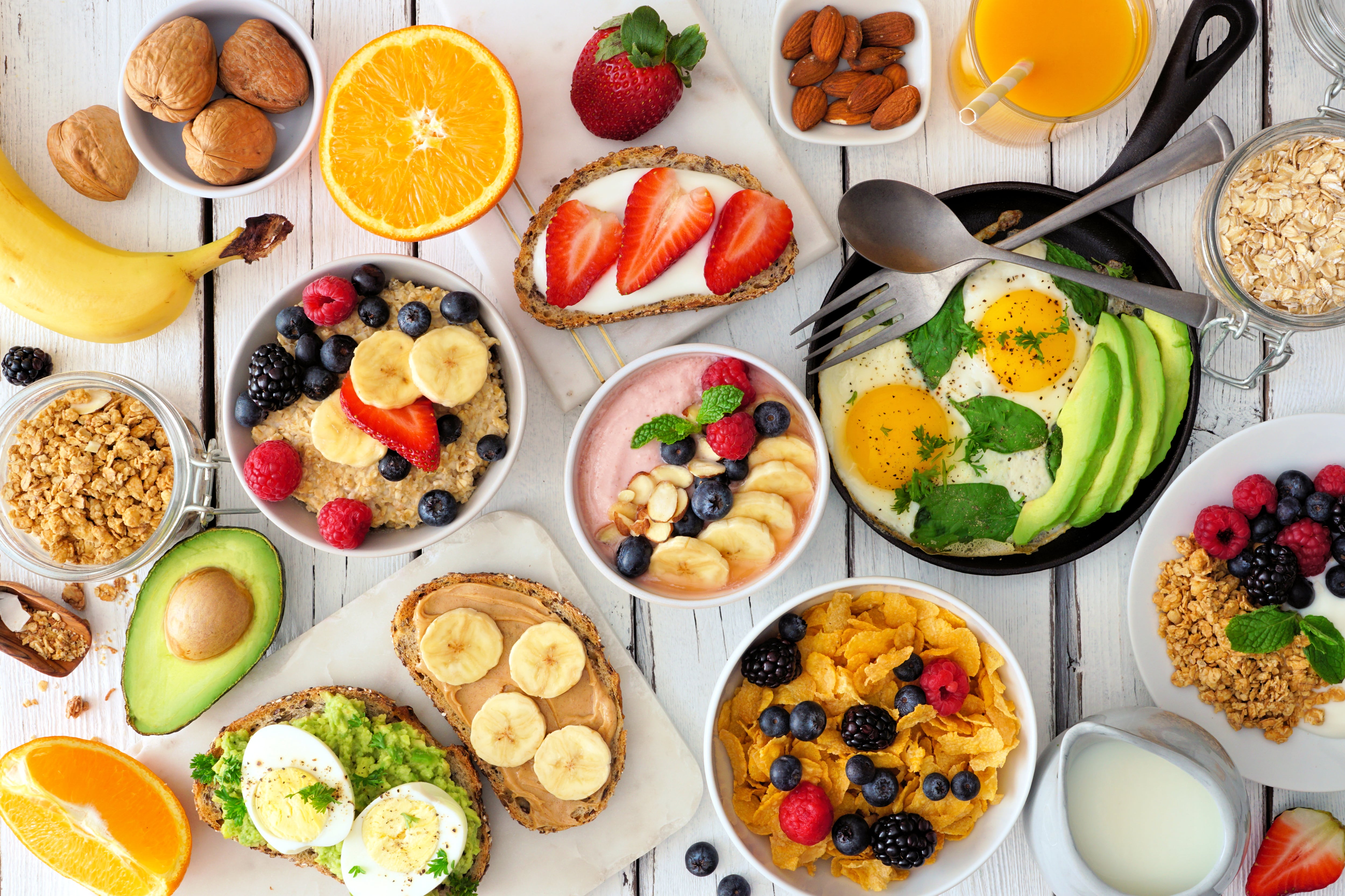 Un desayuno completo y saludable tiene que tener tres grandes nutrientes: proteínas, carbohidratos complejos y fibra