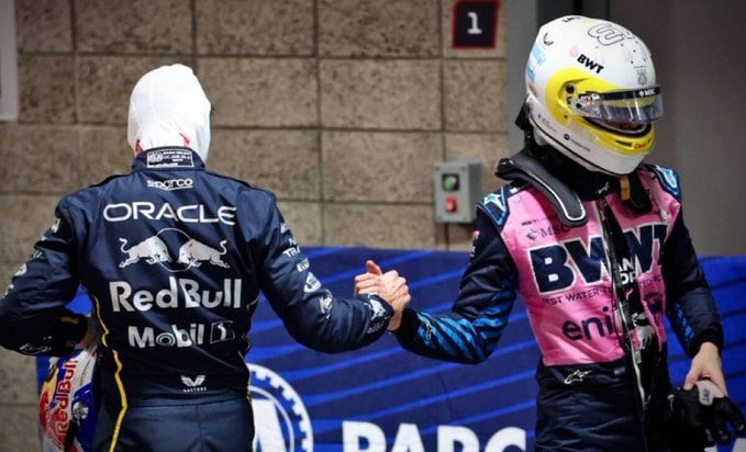 Max Verstappen y Franco Colapinto se saludan tras el Gran Premio de Las Vegas de Fórmula 1; uno brilló, el otro sufrió.