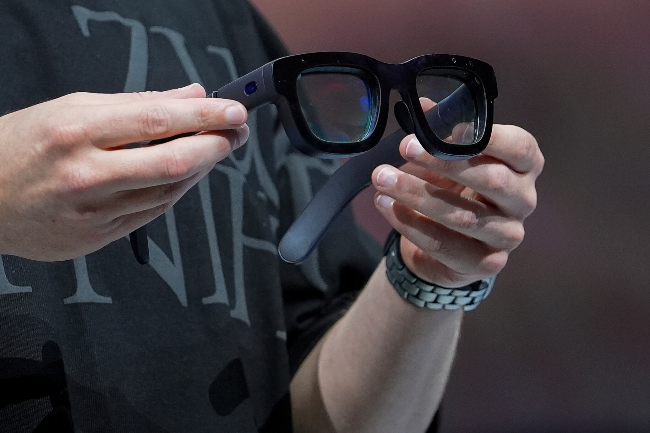 ARCHIVO - Mark Zuckerberg sostiene un par de gafas Orion AR durante la conferencia Meta Connect, el 25 de septiembre de 2024, en Menlo Park, California. (AP Foto/Godofredo A. Vásquez, archivo)