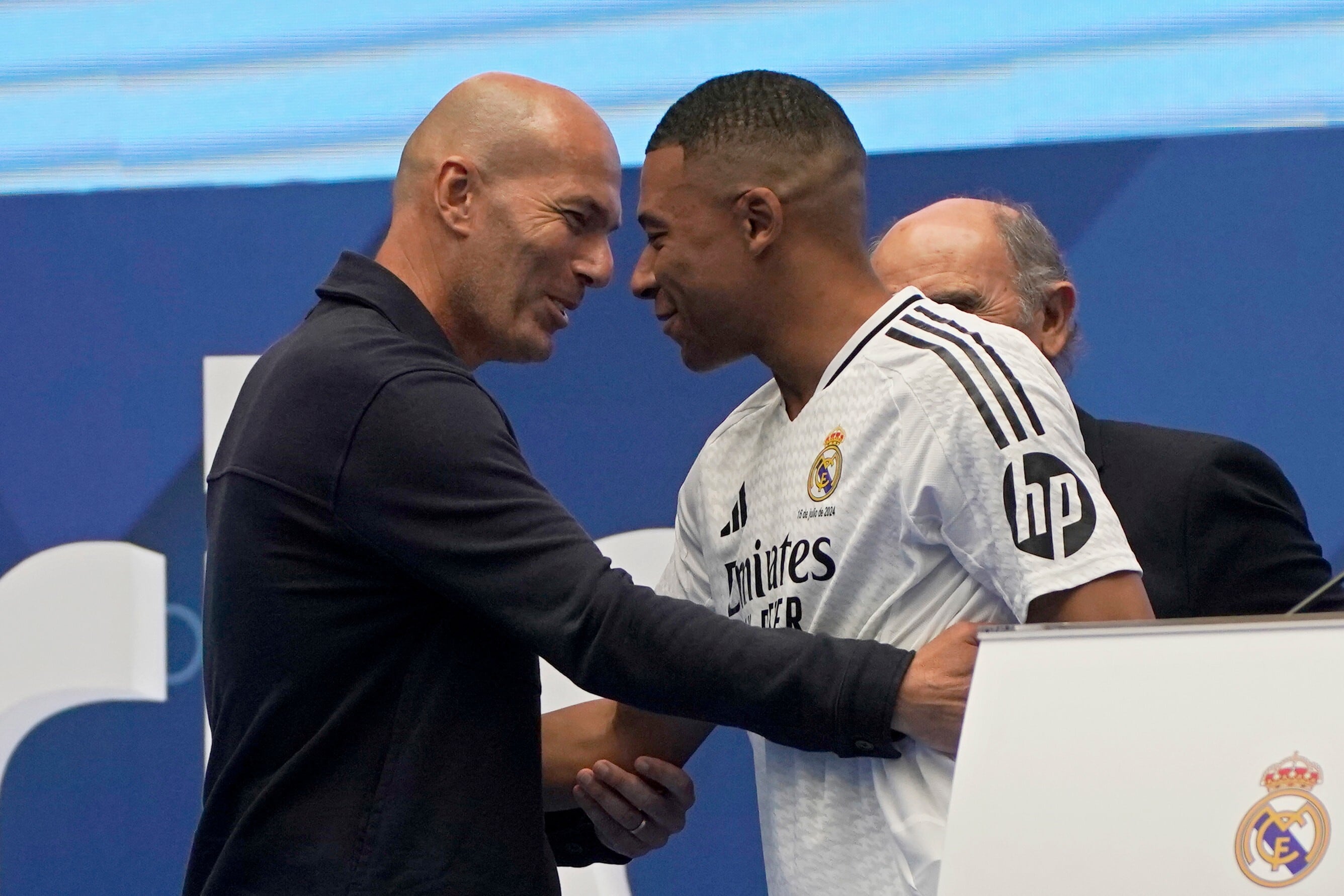 Francia presentó a Zidane como nuevo técnico de la selección tras el exitoso paso de Deschamps.