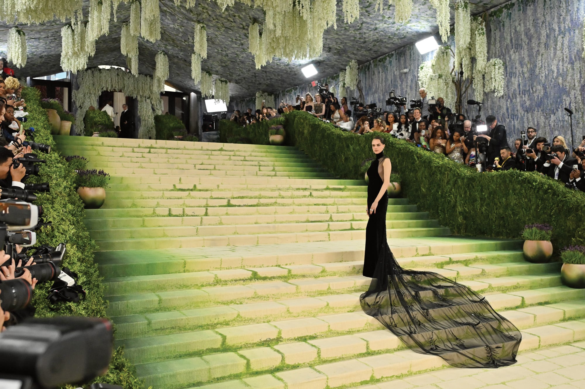 Con escote halter, transparencias, diez mil cristales y la firma de Ralph Lauren, el vestido que la modelo Cara Delevingne llevó para esta edición 2026 del Met Gala fue un guiño al diseño que la actriz Rooney Mara lució en la tapa de la revista Vogue de 2011, que también fue diseñado por Ralph Lauren