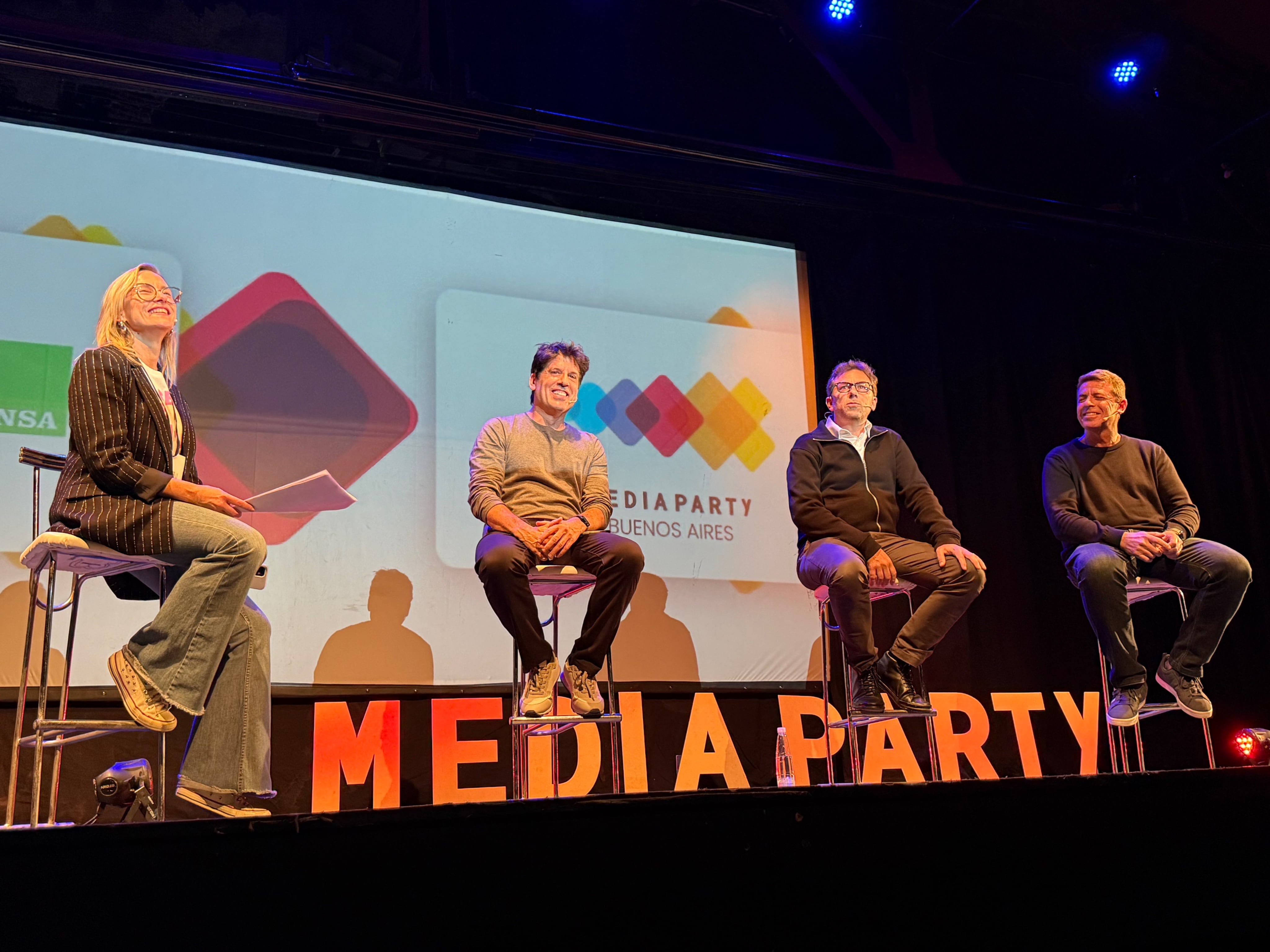 El panel de medios sobre el uso de IA en las redacciones, con la moderación de Guadalupe López (Chequeado)