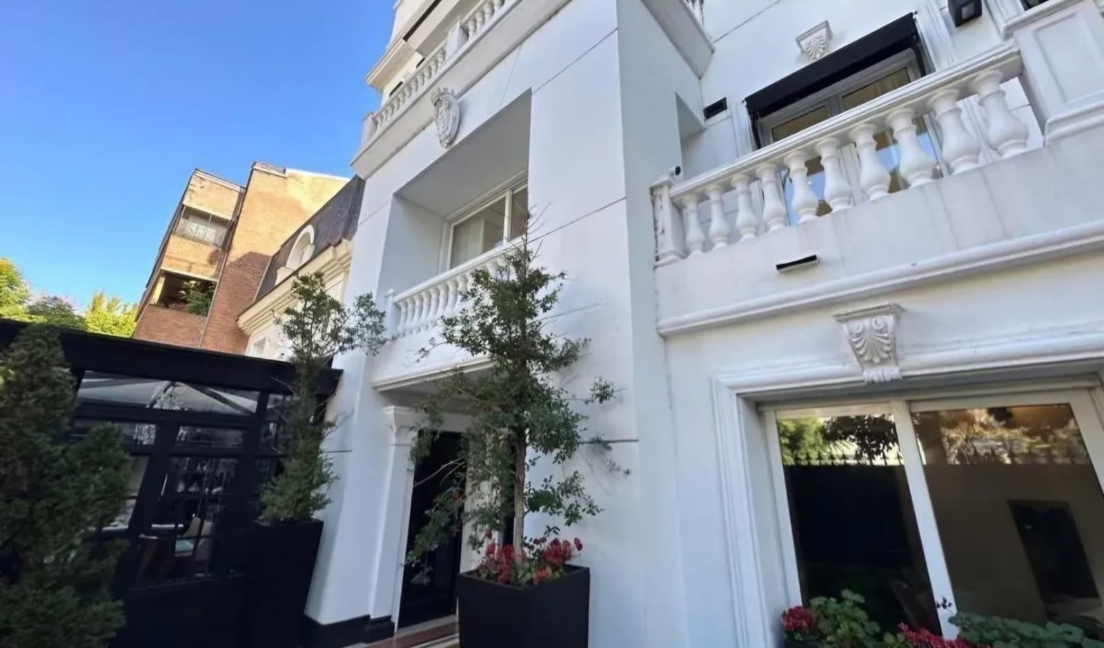 La residencia está ubicada en Barrio Parque, sobre la calle Mariscal Ramón Castilla al 3000