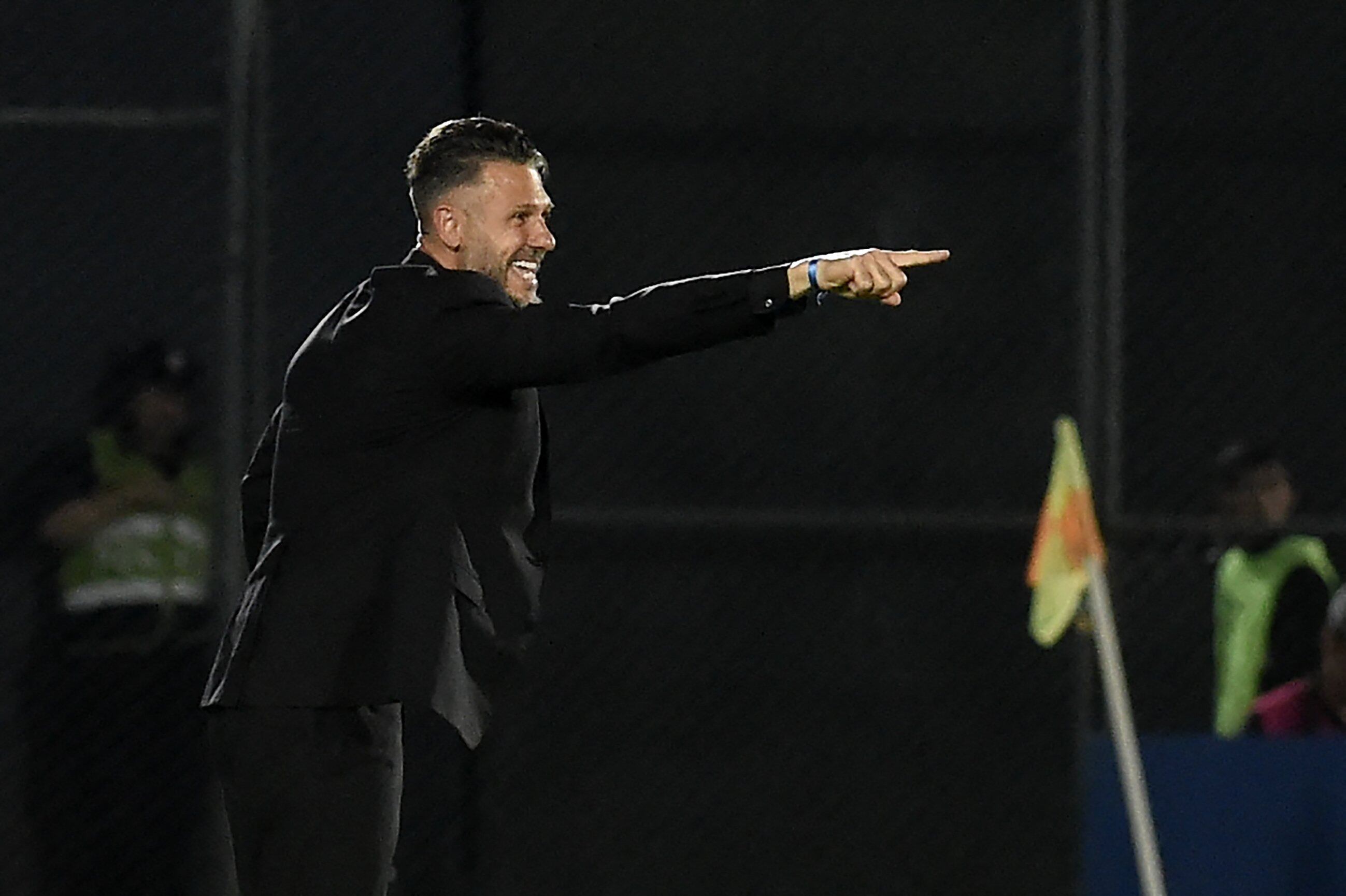 River Plate's head coach Martin Demichelis gestures during the Copa Libertadores group stage first leg football match between Paraguay's Libertad and Argentina's River Plate at the Defensores del Chaco Stadium in Asuncion on April 24, 2024. (Photo by NORBERTO DUARTE / AFP)