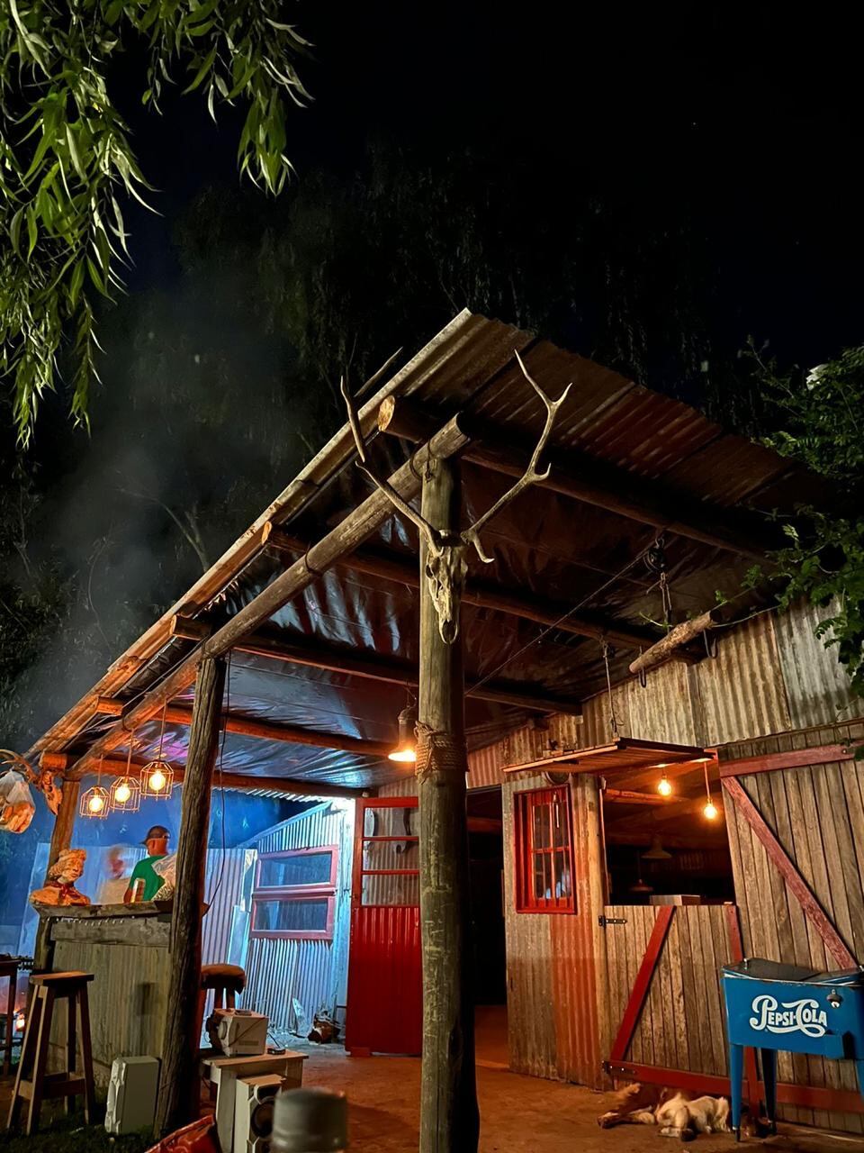 Chapa, madera y hierro, los elementos básicos de La Caballeriza.