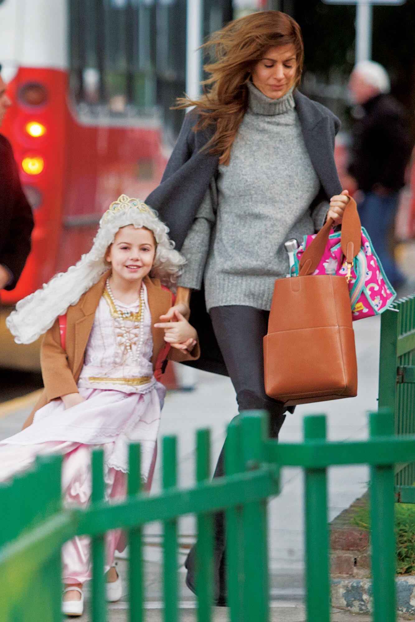 Con una encantadora sonrisa, mirando a la cámara luciendo su disfraz de María Antonieta para un acto del colegio