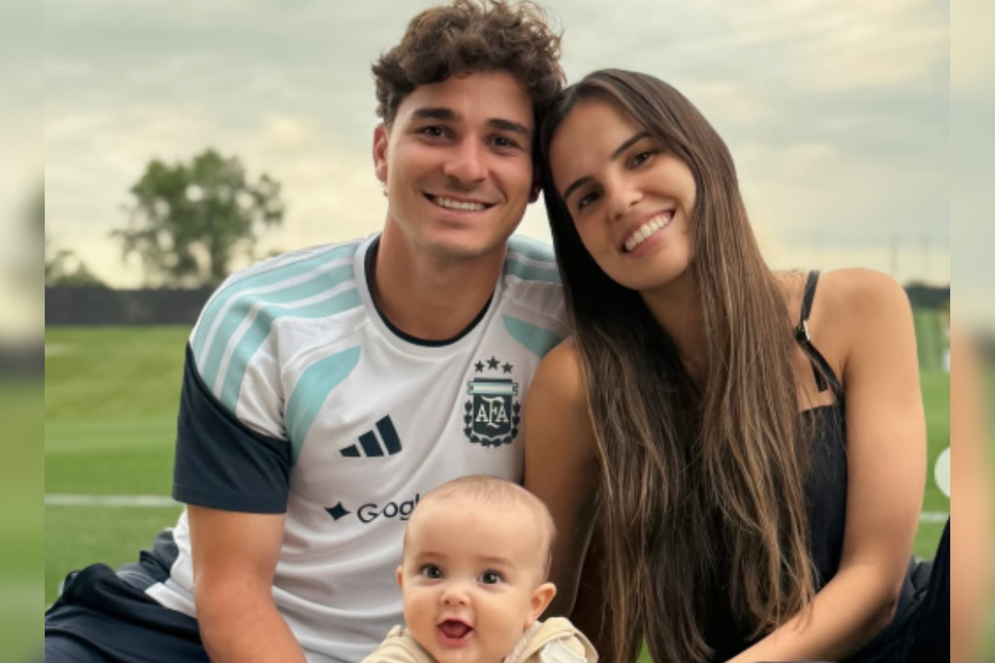 La historia de amor de Julián Álvarez y Emilia Ferrero, la mujer que lo acompaña desde la adolescencia y está siempre