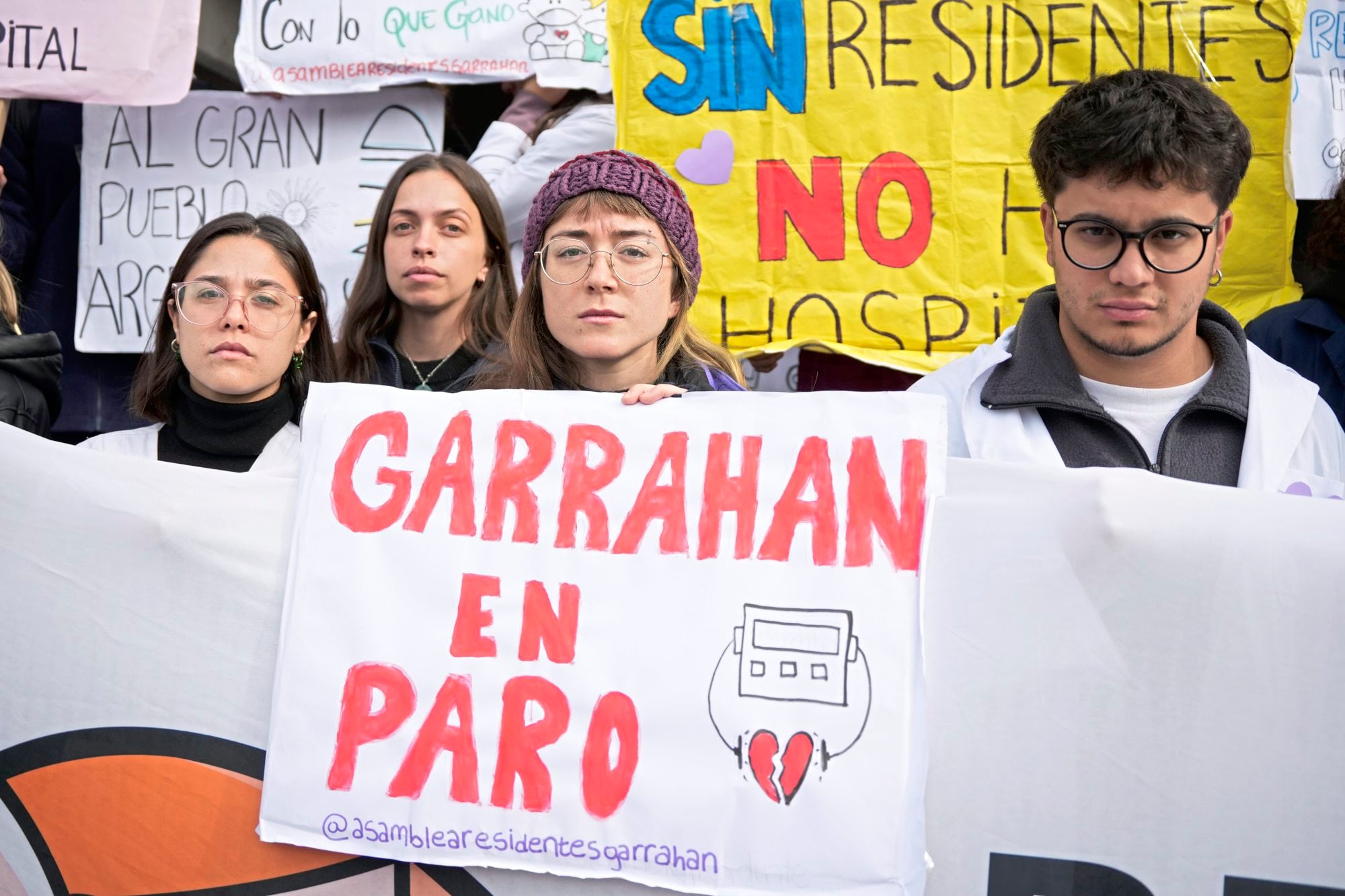 La protesta por mejoras salariales continúa en el hospital Garrahan a pesar del anuncio del Gobierno de otorgar un aumento salarial.