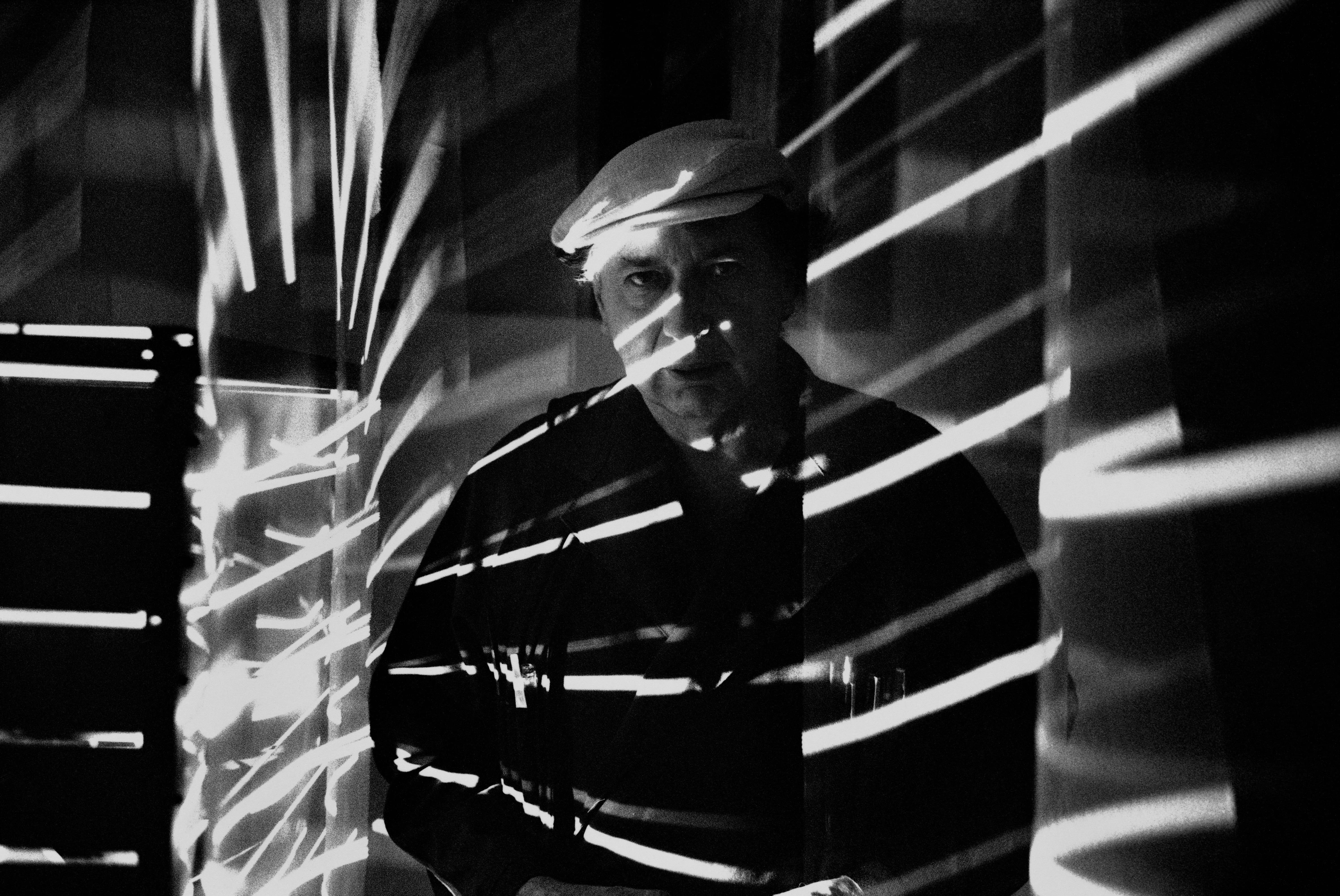 Julio Le Parc retratado por Aldo Sessa en 1988, en su primera muestra en el Palais de Glace