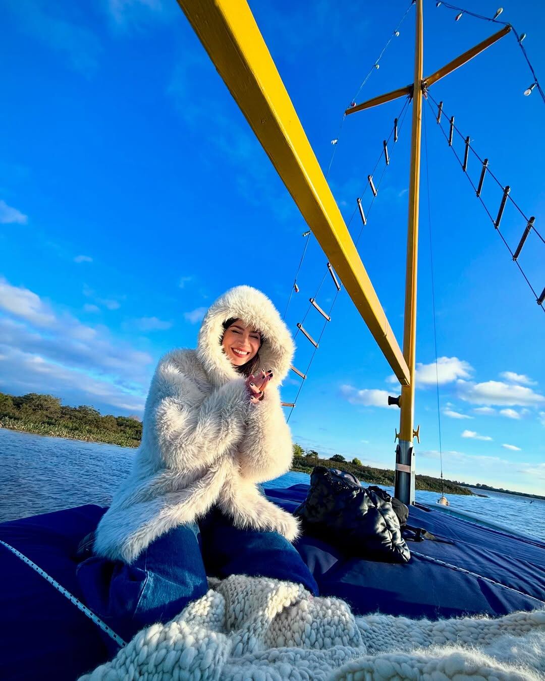 Pasearon en barco y la actriz no dudó en agarrar el timón (Foto: Instagram @santikorovsky)