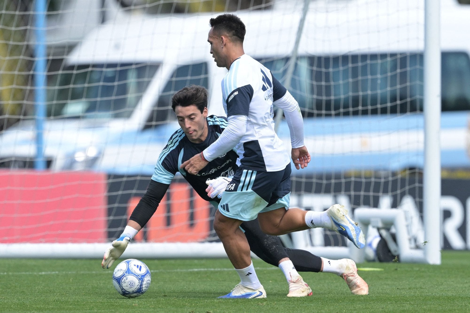 Santiago Beltrán vs. Lautaro Martínez durante un entrenamiento de la selección argentina en el predio Lionel Andrés Messi, en Ezeiza