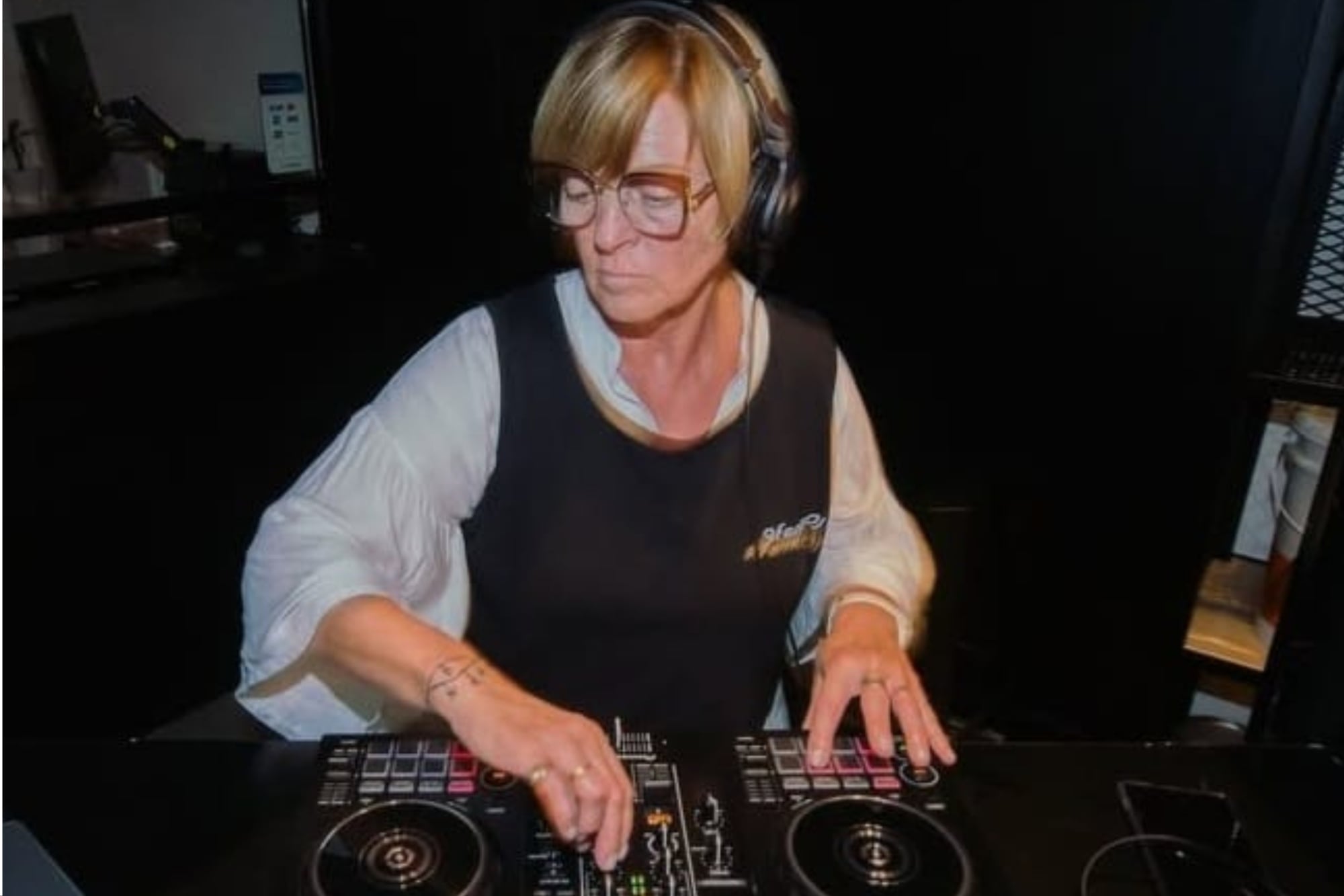 Trabajó toda la vida de psicóloga, se jubiló y se convirtió en la DJ que revoluciona los geriátricos