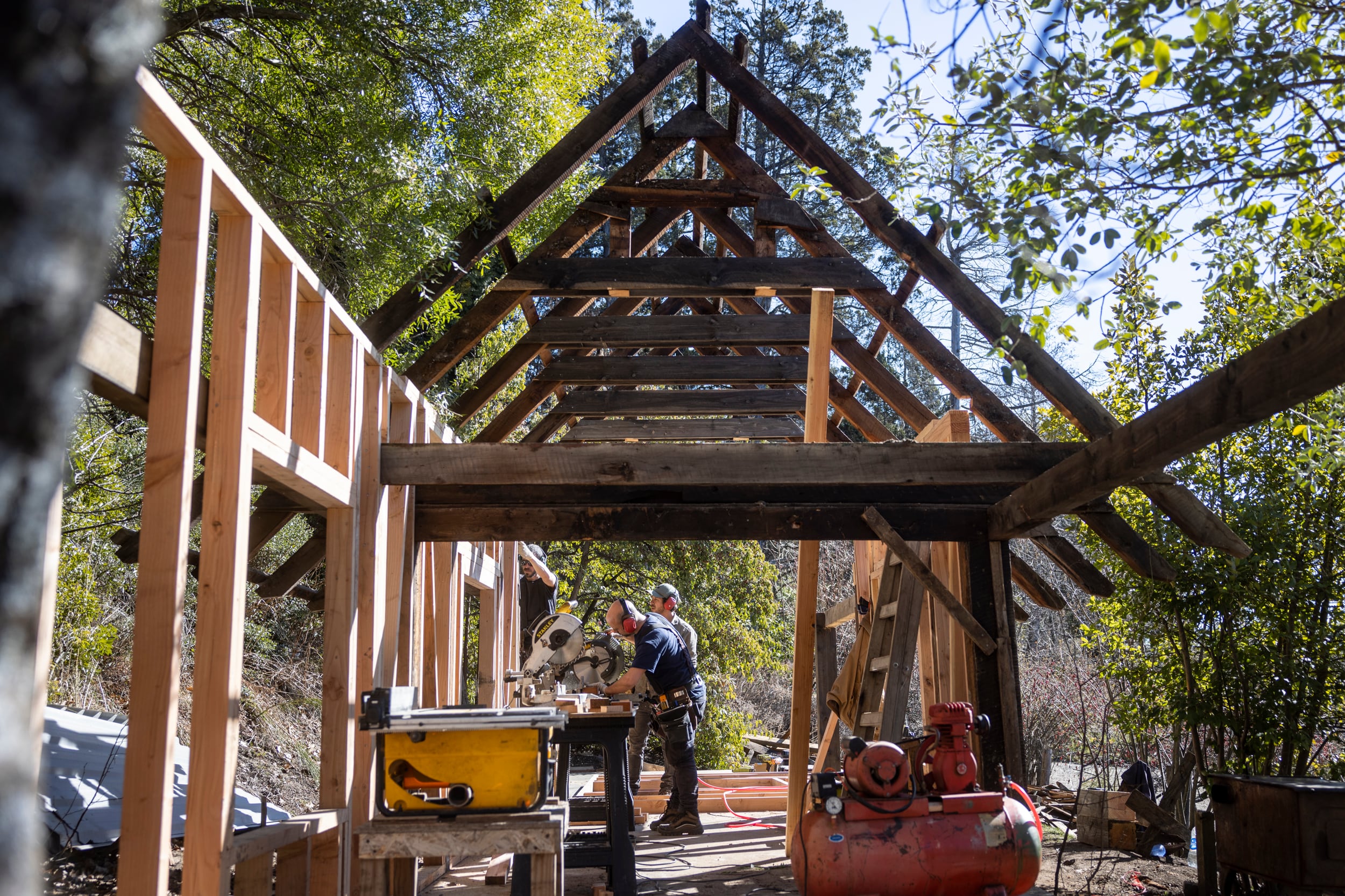 Para la Casa Frey tuvieron como premisa respetar esa estructura que ya tenía la construcción original, además de darle prioridad a la madera que recuperaron de la zona y las técnicas de entramado y carpintería local