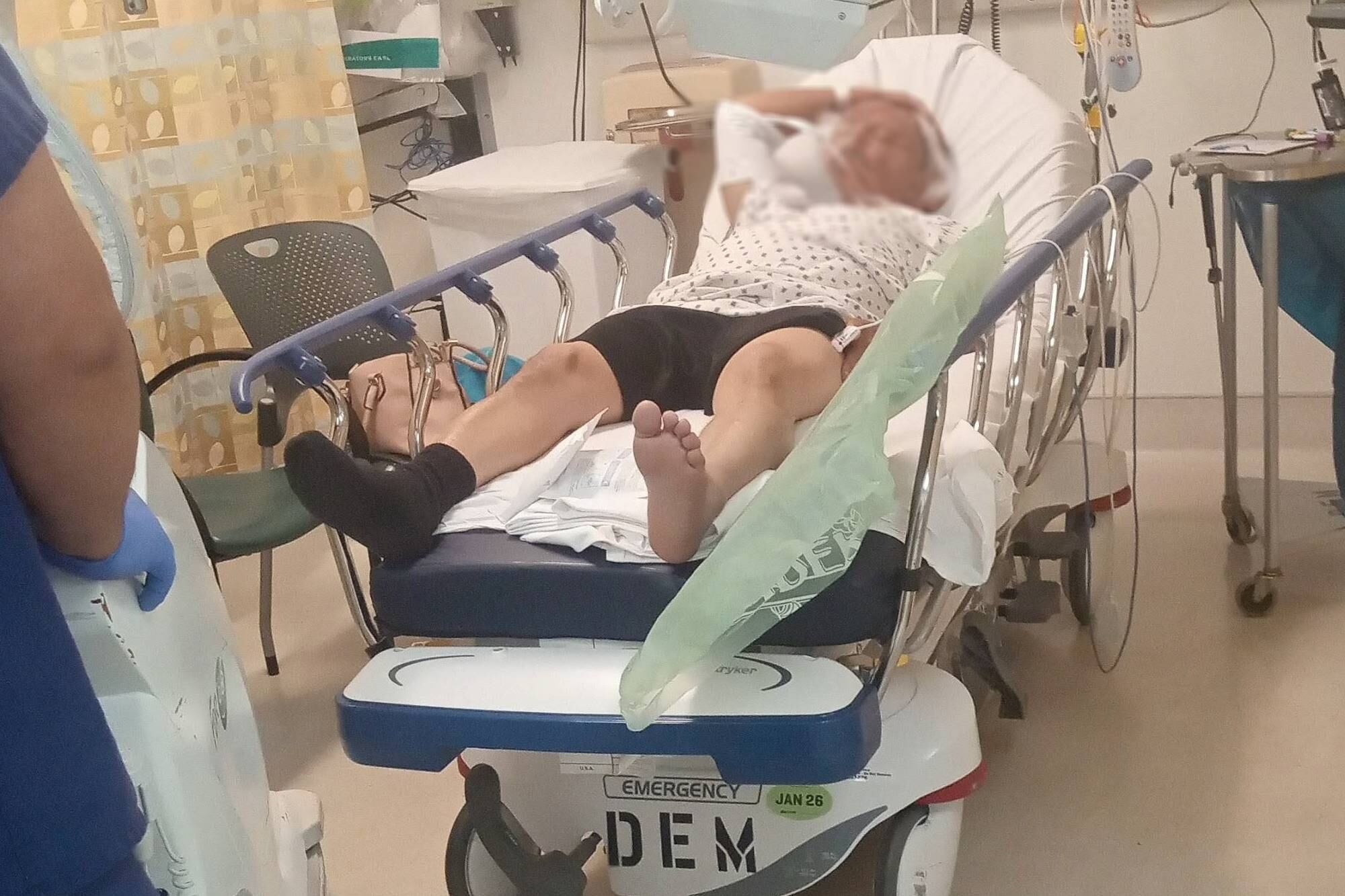 Amílcar, un migrante salvadoreño, se quebró un tobillo al saltar una valla para escapar del ICE
