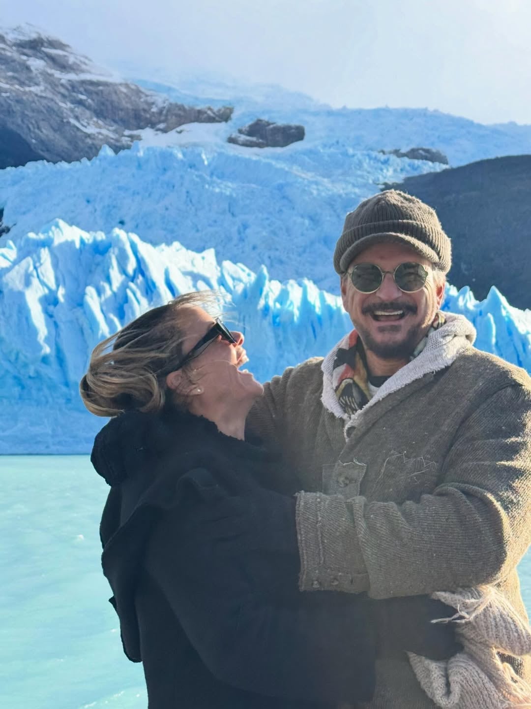 En una de las capturas más emotivas de la secuencia, se puede ver a Arjona y a Arvelo en un abrazo espontáneo (Foto: Instagram/@ricardoarjona)