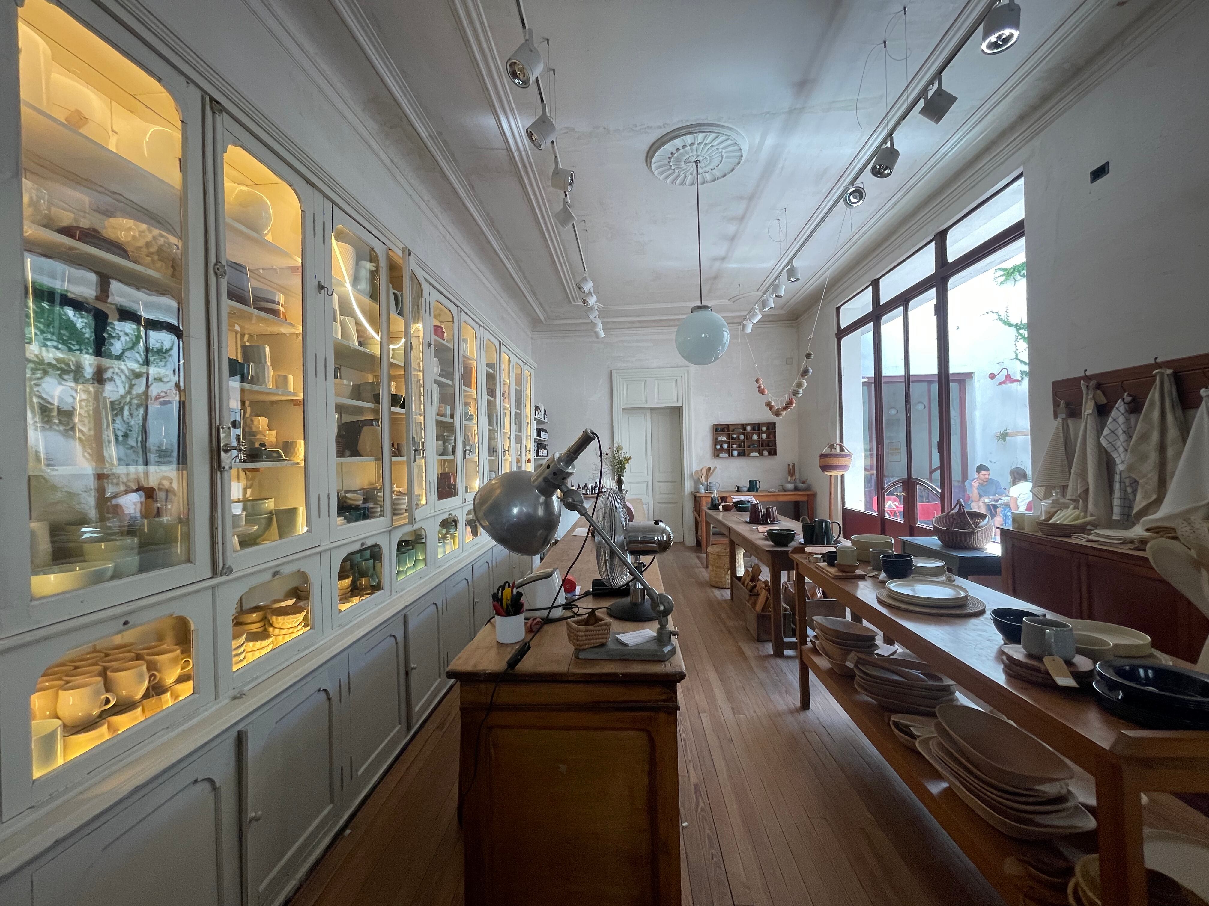 Rajatabla, una tienda donde se consiguen enlozados de cocina, cerámicas, cestería, textiles y otros objetos para la casa