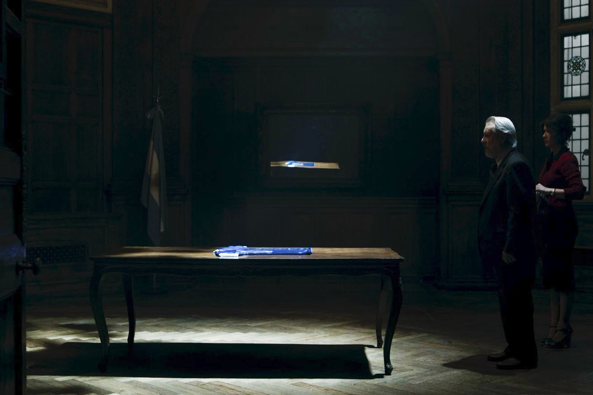 Jorge Marrale en una escena del film La casaca de Dios, que ficcionaliza la pasión por esa camiseta que hizo historia