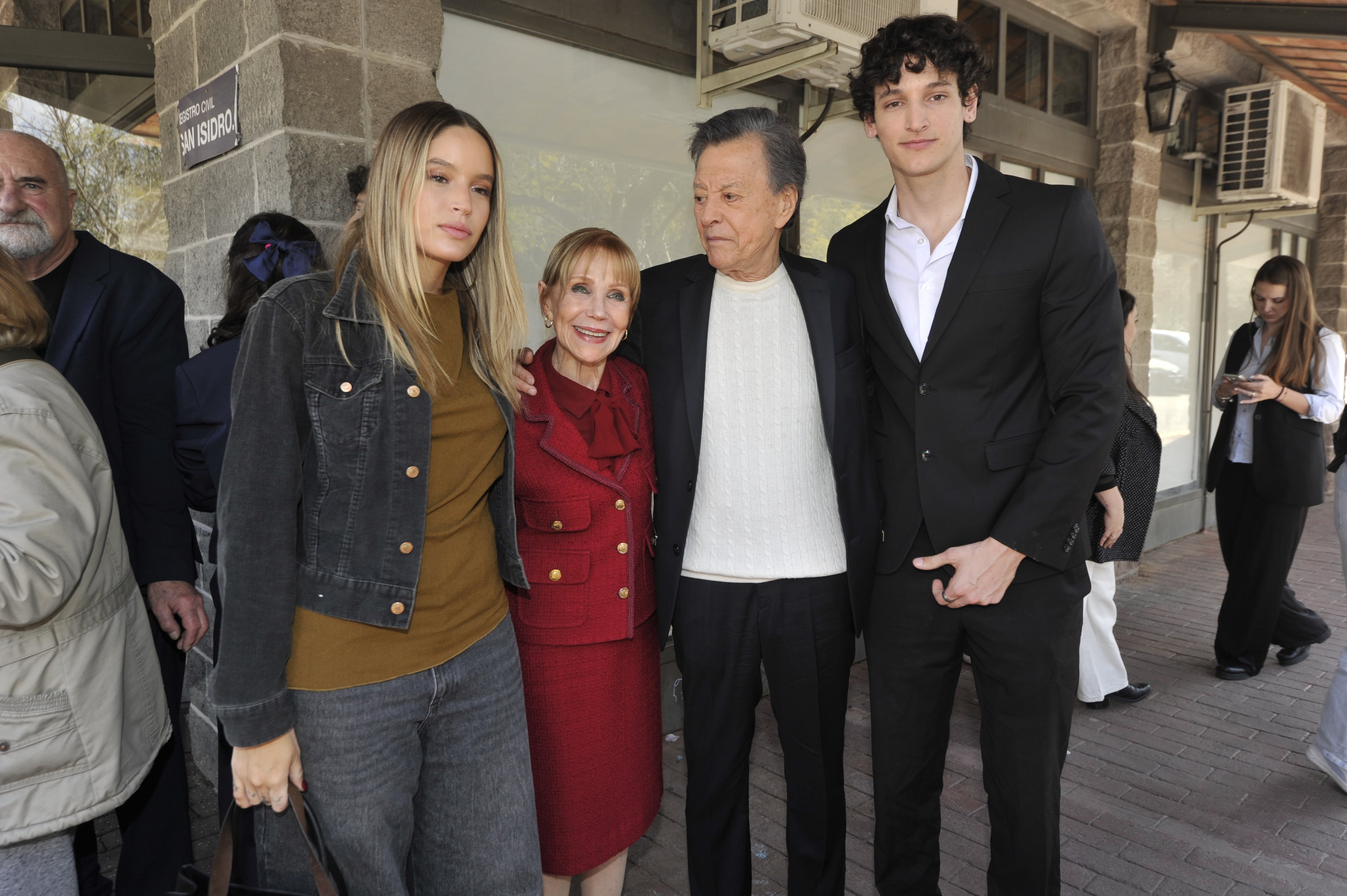 India y Bautista, los hijos de Emanuel Ortega, estuvieron presentes junto a sus abuelos, Palito Ortega y Evangelina Salazar. La familia ocupó un lugar central en una ceremonia que la pareja quiso compartir con un grupo reducido de allegados