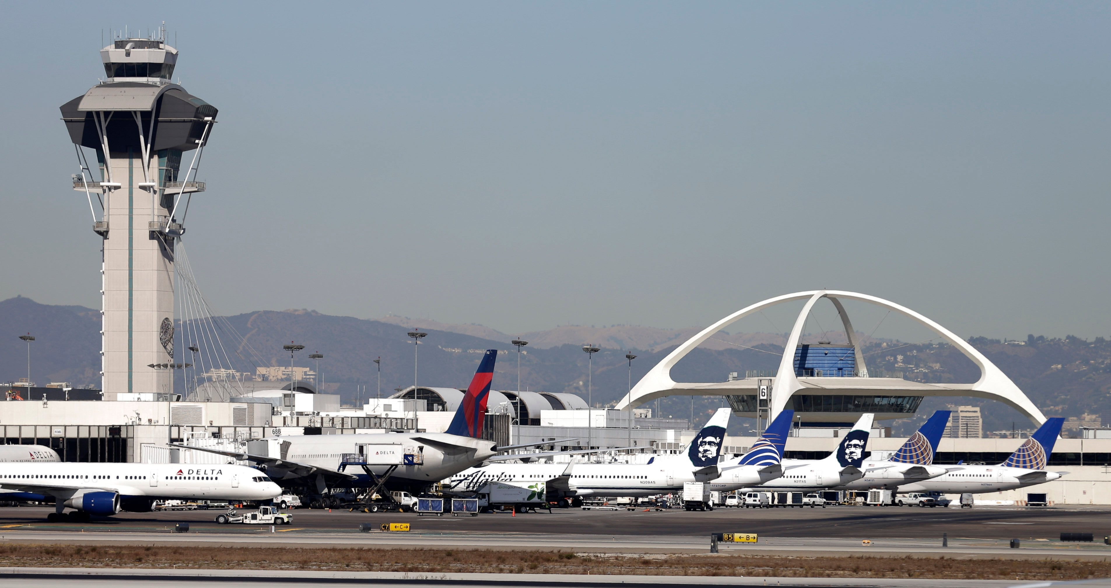 Impactantes imágenes. Un avión quiso aterrizar en Los Ángeles y casi se accidenta