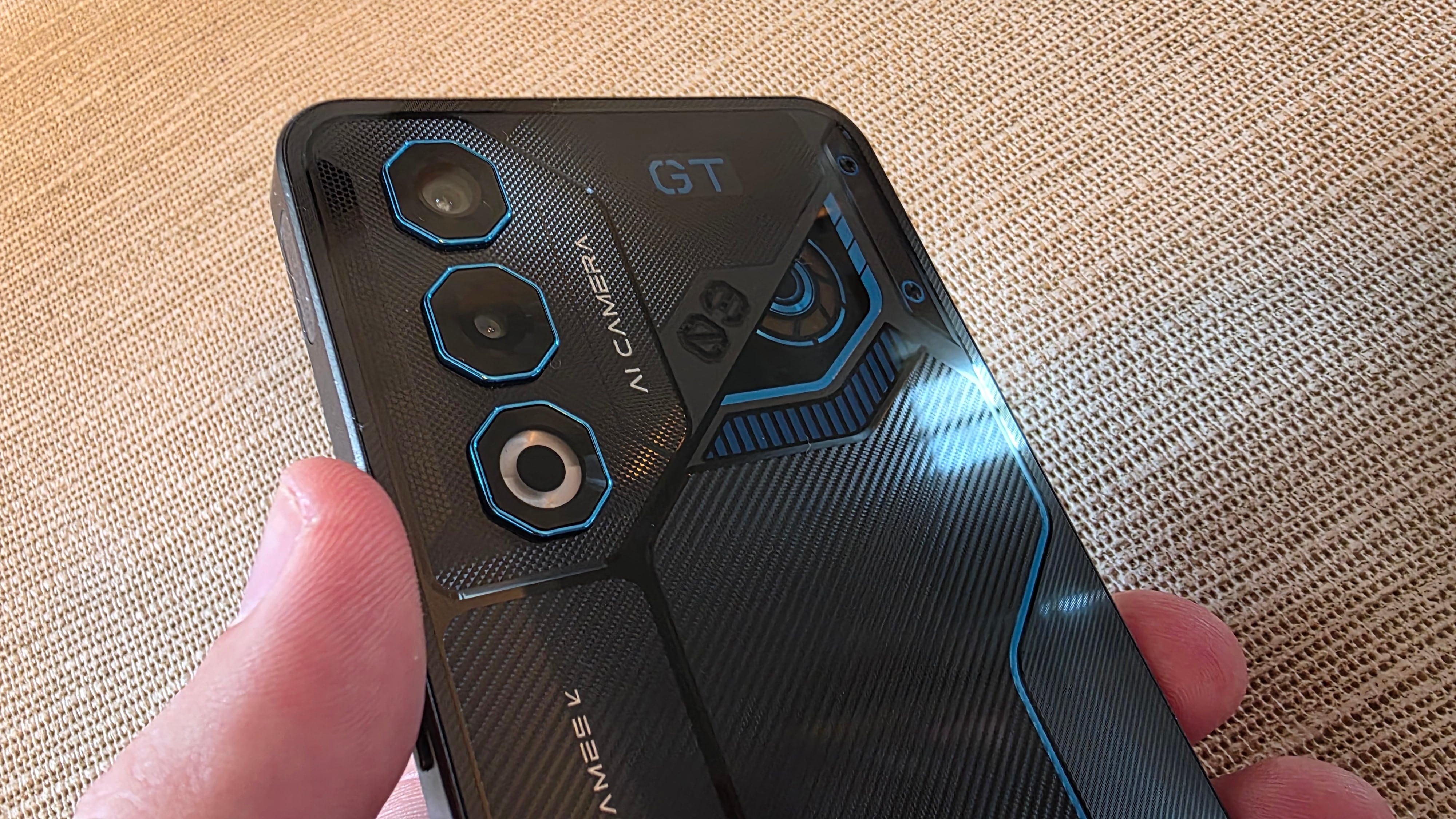 Probamos el Nubia Neo 03 GT, un smartphone gamer con gatillos en los costados para jugar sin tapar la pantalla con las manos y una batería interna de 6000 mAh