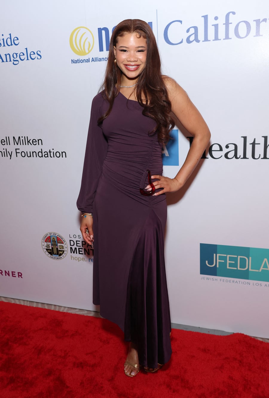 La actriz de Euphoria, Storm Reid posó a pura sonrisa de la Gala de Salud Mental de NAMI en honor a Robert Downey Jr. y Craig Dubitsky, que se llevó a cabo en el Hotel Beverly Hills