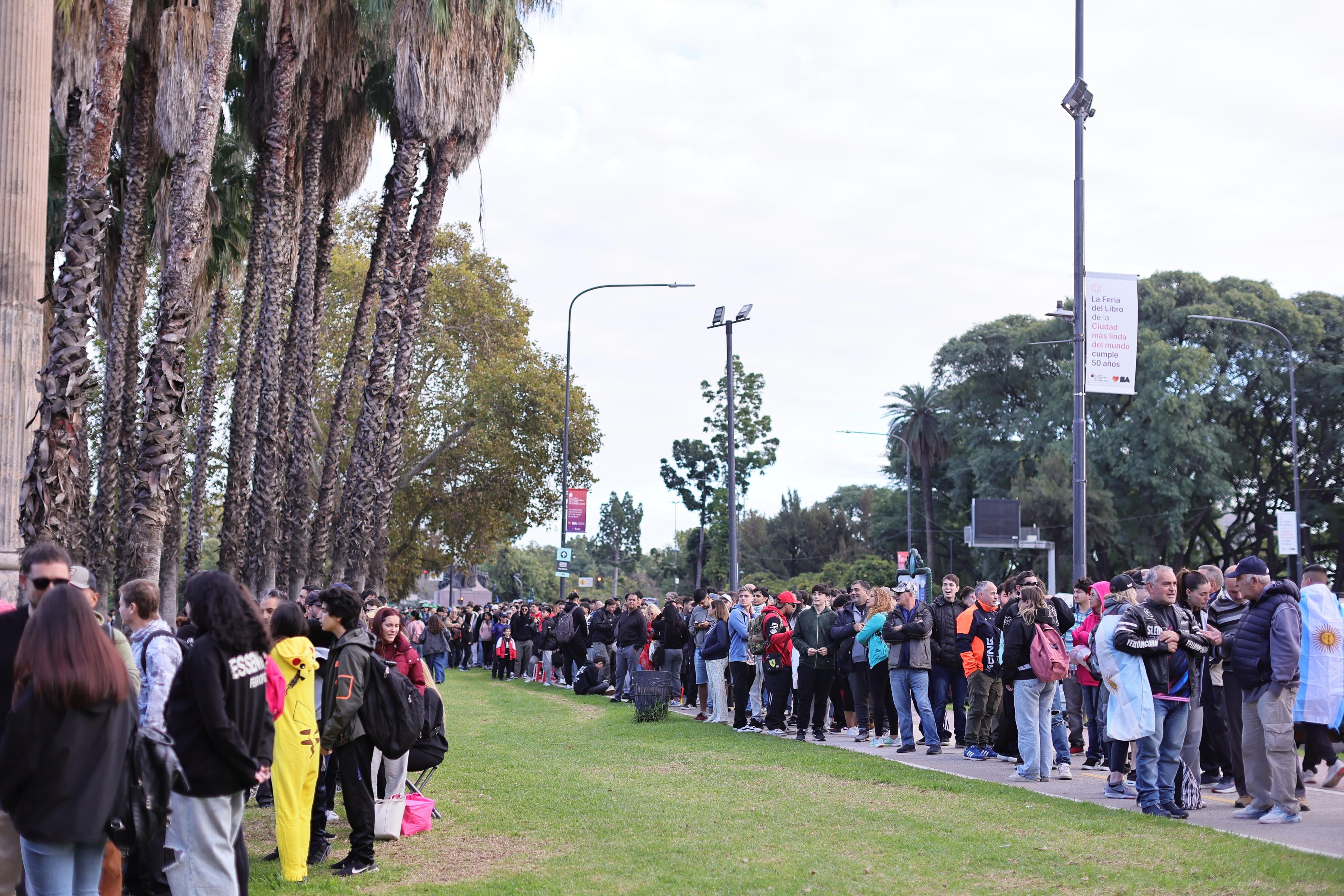 Fervor por Colapinto: un multitud de fanáticos y familias revoluciona Palermo 5 Una multitud llegó a Palermo desde temprano