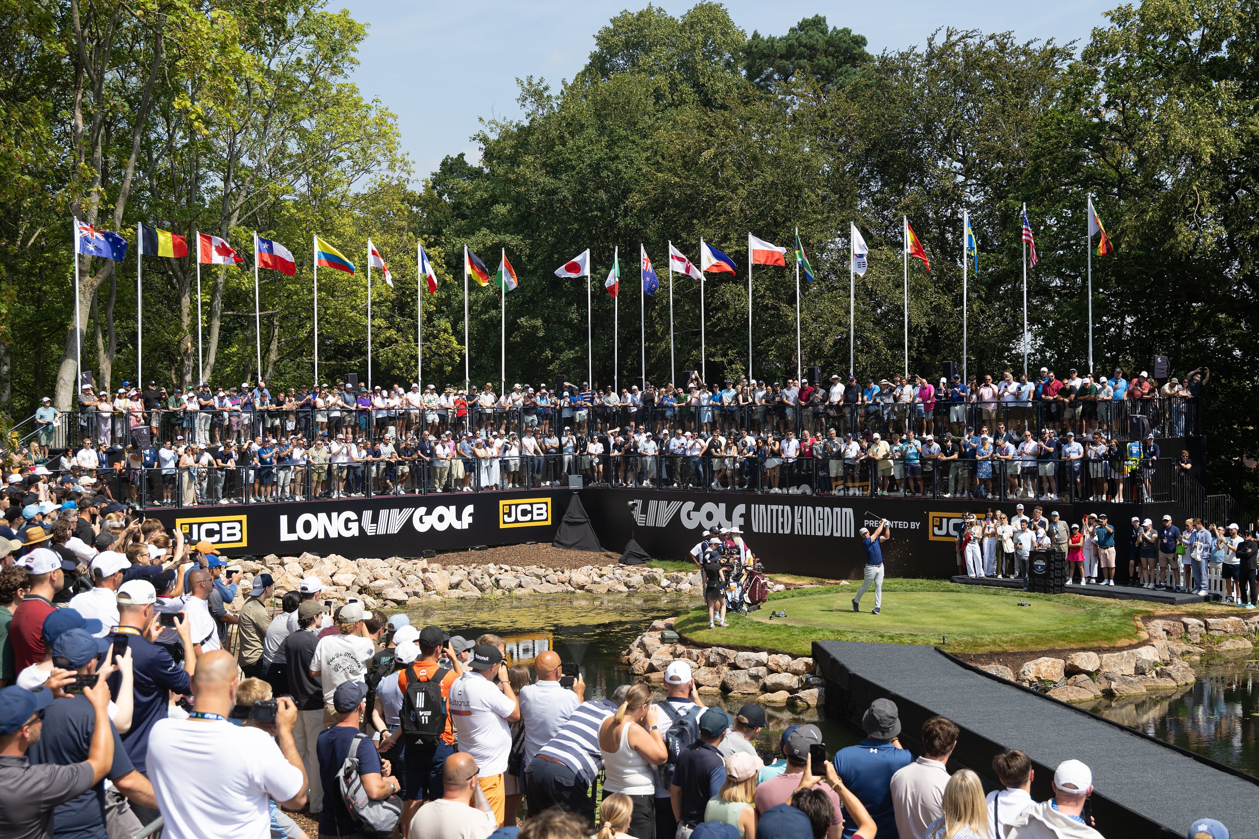 El capitán Bryson DeChambeau, de Crushers GC (segundo por la derecha), realiza un golpe desde el primer tee durante la segunda ronda del torneo LIV Golf United Kingdom, el viernes 24 de julio de 2026, en Rocester, Inglaterra. (Chris Trotman/LIV Golf vía AP)