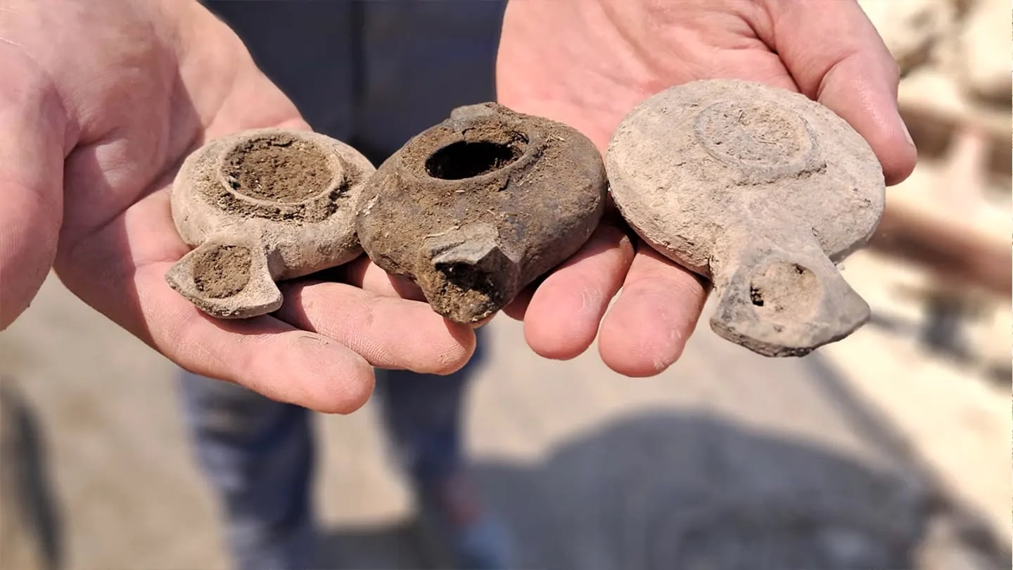 En las excavaciones se hallaron diferentes artículos que datan de la época romana en la región