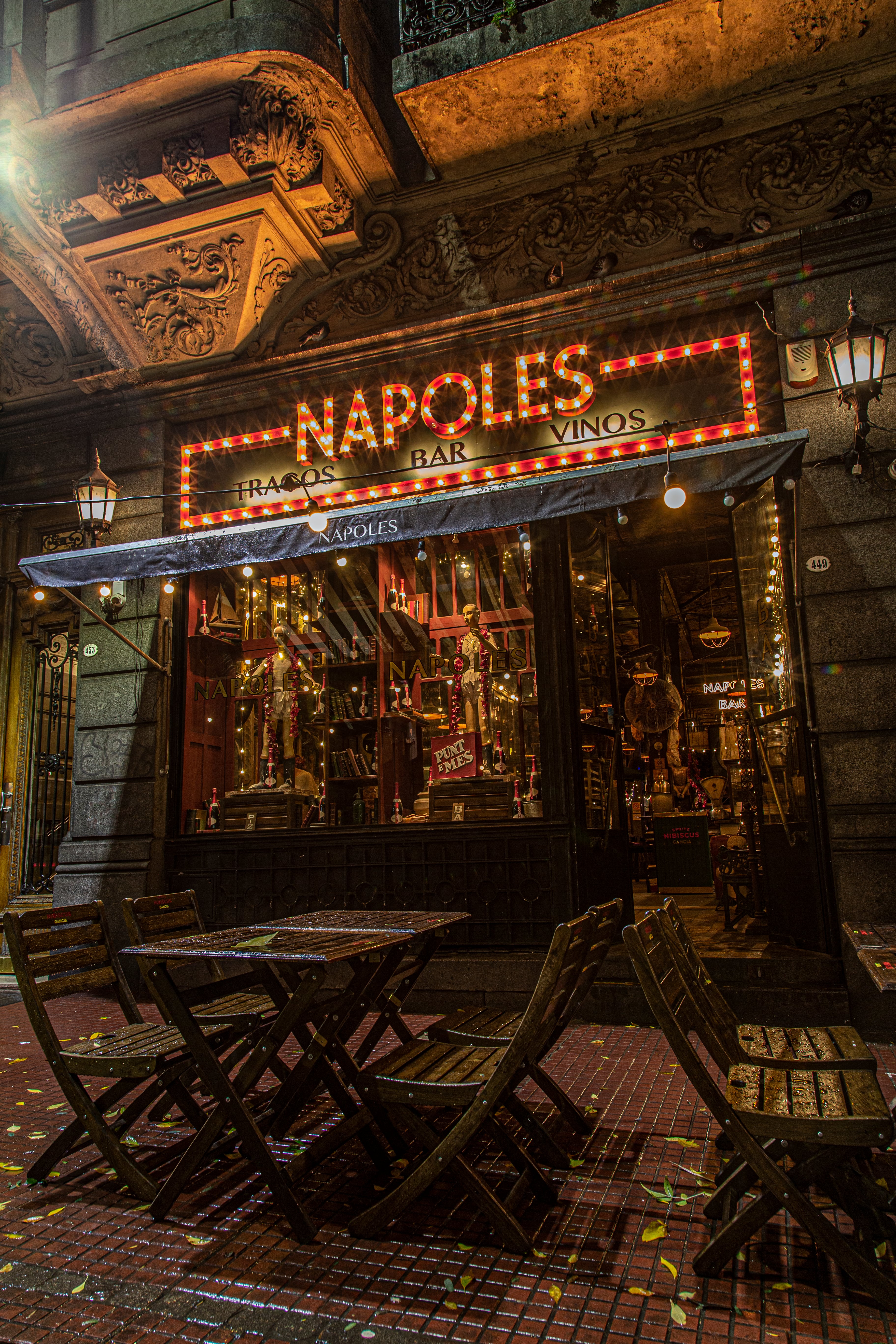 La pintoresca fachada de Nápoles sobre el boulevard Caseros