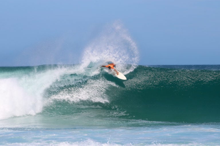 La playa de Itaúna es una de las preferidas para realizar surf en Brasil