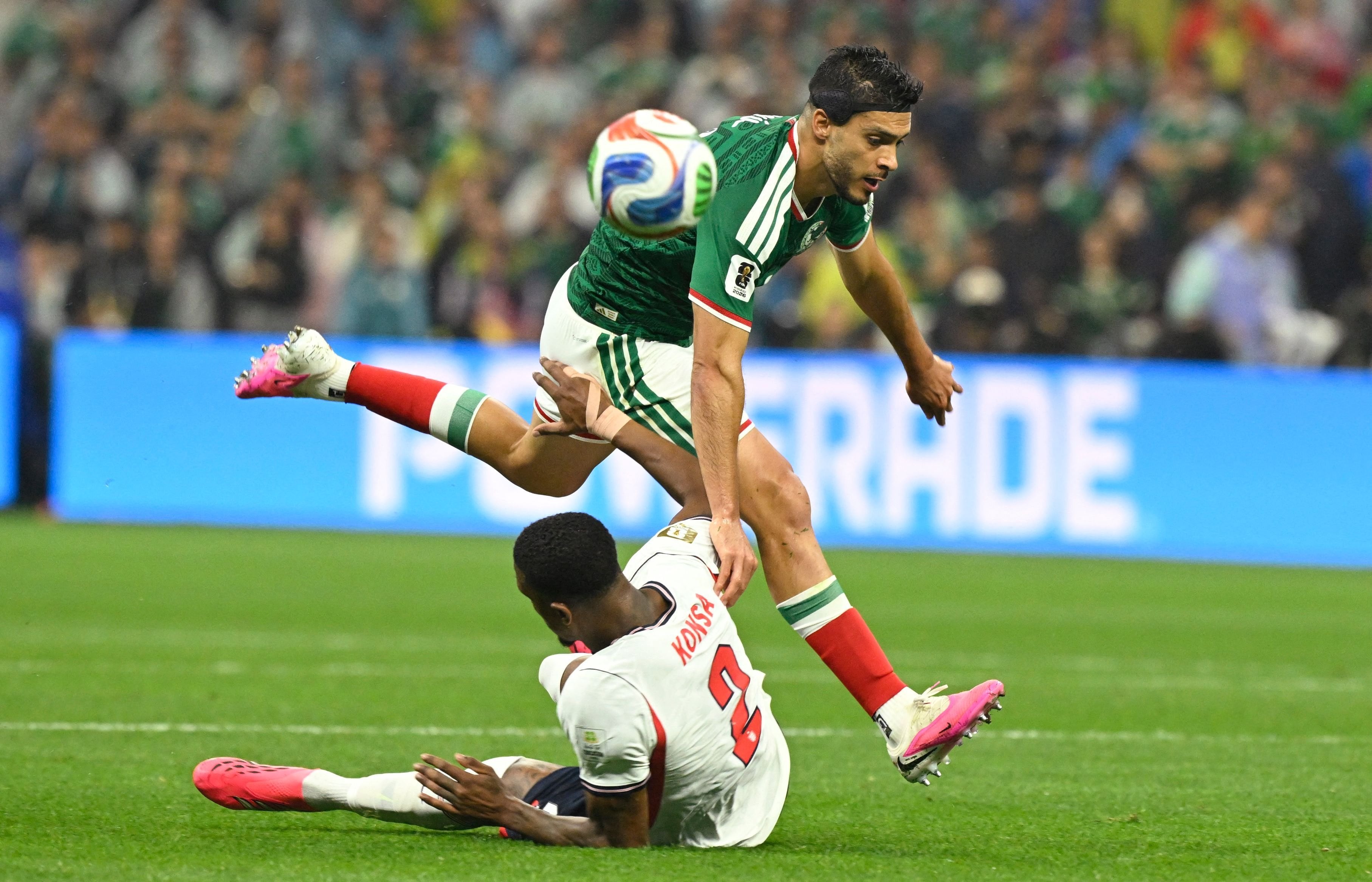 El inglés Ezri Konsa va por la pelota ante el mexicano Raúl Jiménez, durante el partido entre ambas selecciones por los octavos de final del Mundial 2026