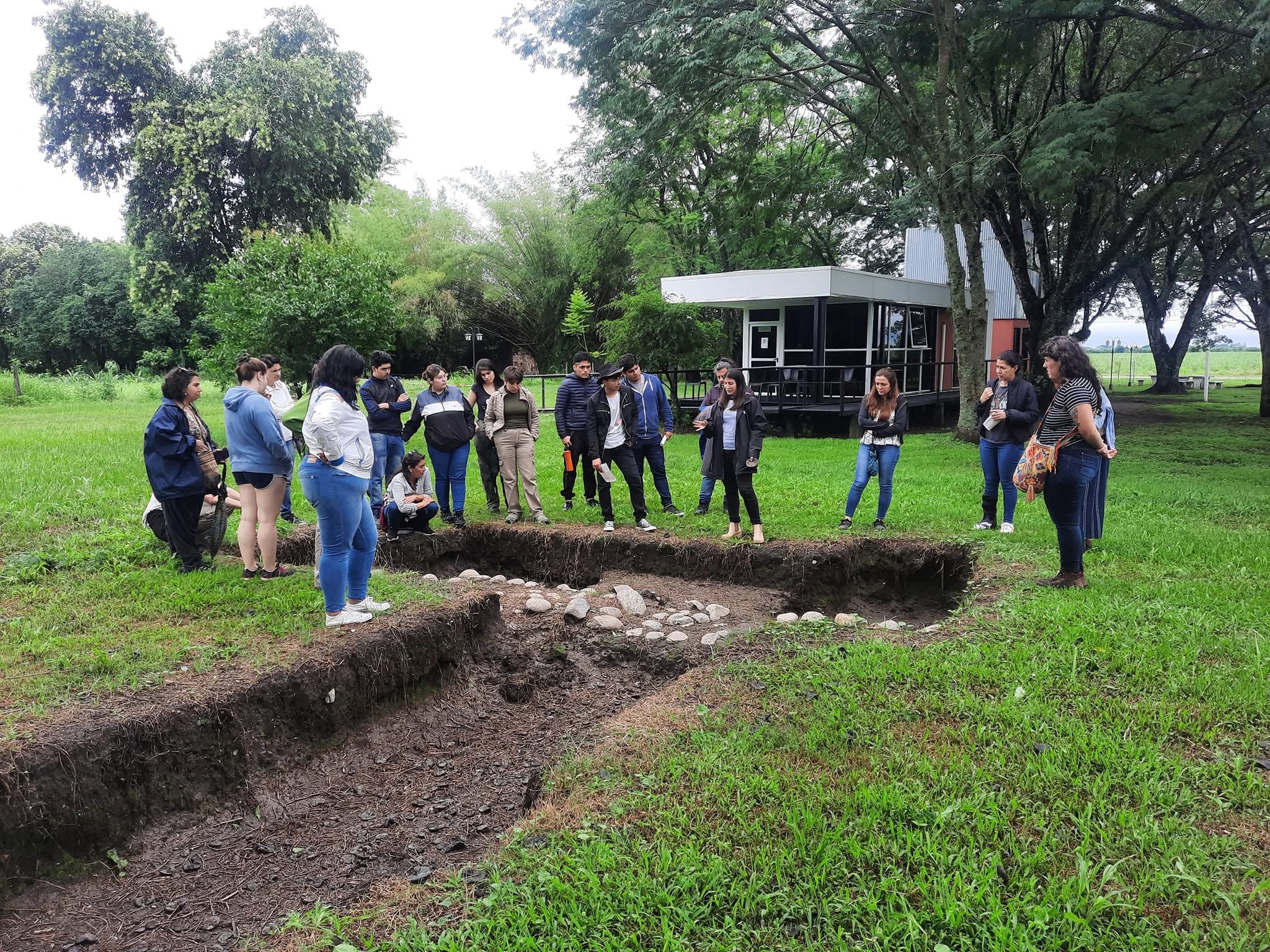 Una de las vías de llegada en automóvil es por la ruta 38 hasta León Rougés; desde allí, restan ocho kilómetros por un camino de tierra afirmado hasta las puertas del Museo Arqueológico a Cielo Abierto Ibatín