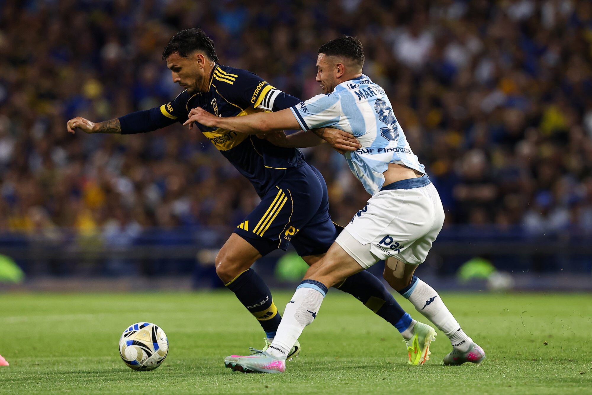 Leandro Paredes y Adrián Martínez. Maravilla también se sacrifica defensivamente por el bien de Racing