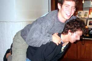 Christian Schaerer, en una foto familiar, jugando con un amigo