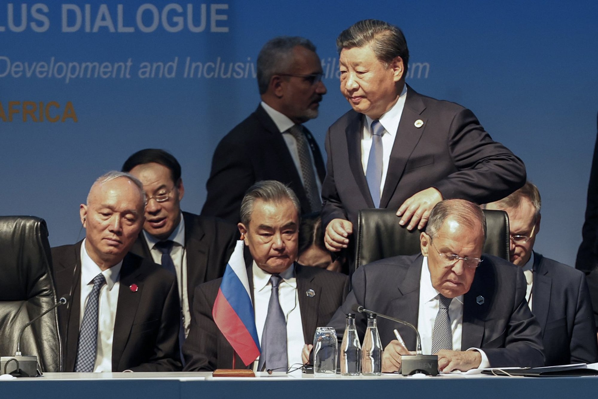 El presidente de China, Xi Jinping, junto al canciller ruso, Sergei Lavrov, y el canciller chino, Wang Yi, en una cumbre de los Brics en Johannesburgo, Sudáfrica, el 24 de agosto.