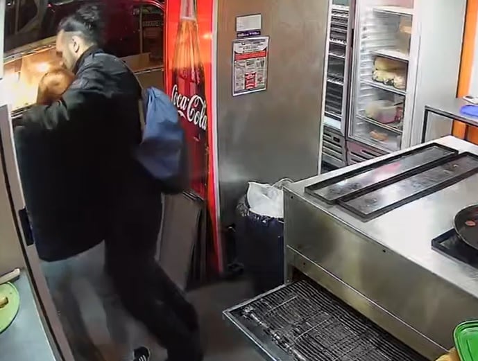 El ataque quedó grabado por las cámaras de seguridad de la pizzería donde trabajaba la víctima
