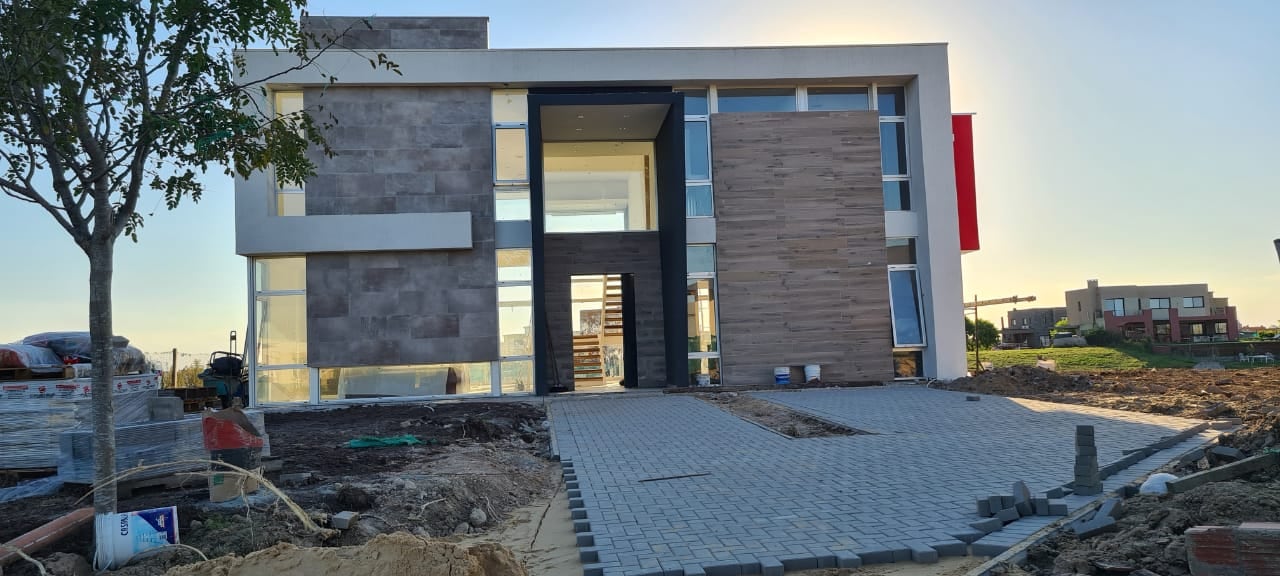 Una casa ya terminada en un barrio cerrado de la provincia de Buenos Aires