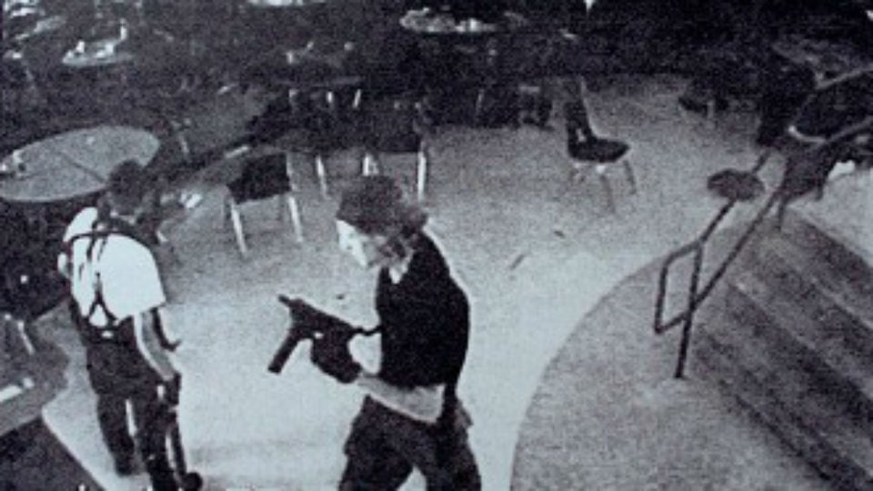 La masacre cometida en 1999 en la universidad de Columbine genera un insólito fanatismo en las redes