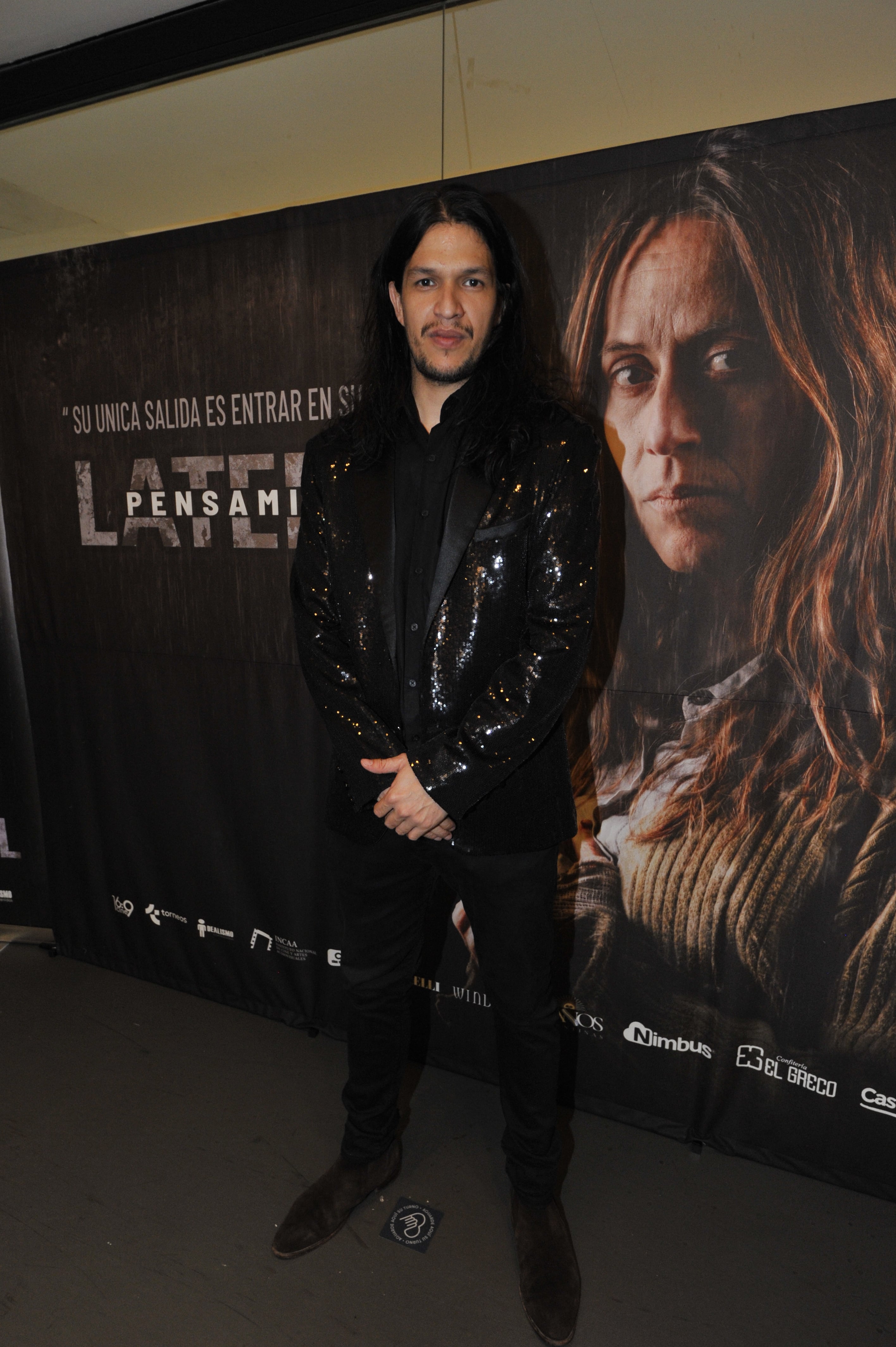 Mauricio Paniagua, que se destacó en la miniserie basada en la vida de Carlos Monzón, también optó por un look total black