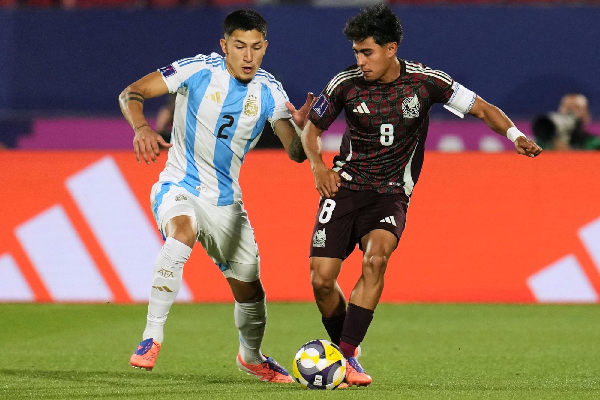 Tobias Ramirez disputando la pelota con el mexicano Elias Montiel