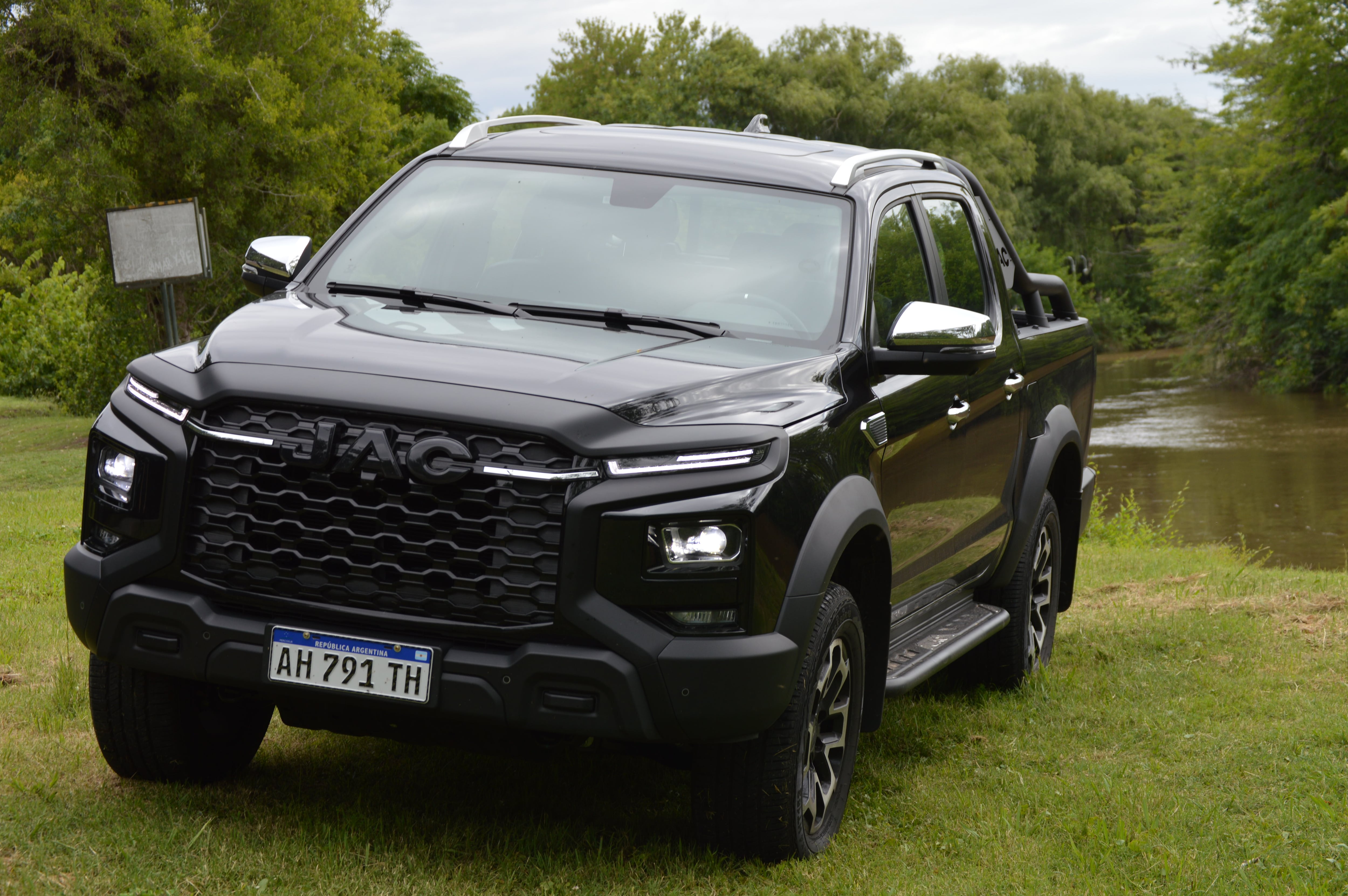 Equipa una suspensión delantera independiente de doble horquilla y trasera de eje rígido trasero con ballestas