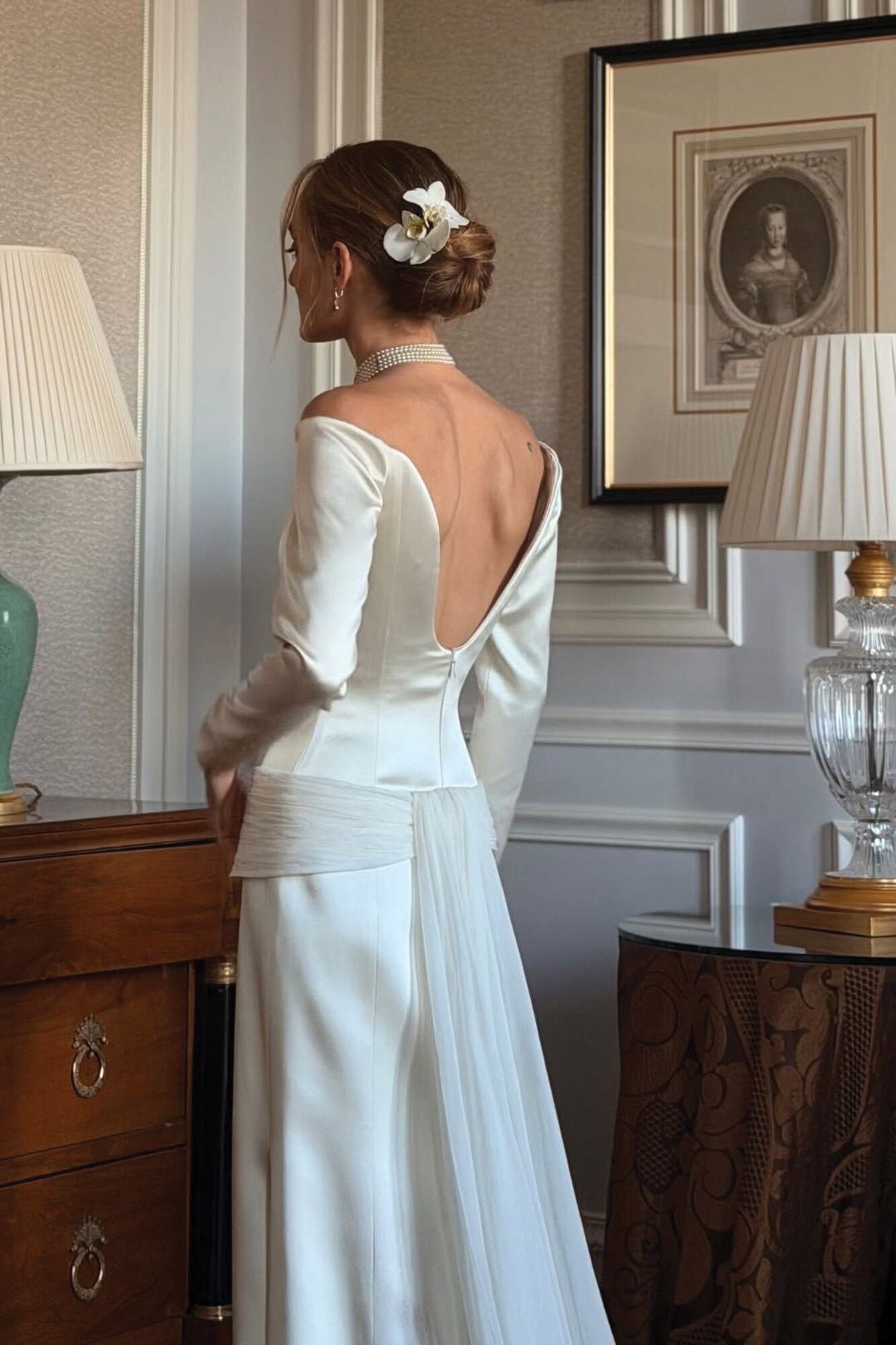 Detalle del vestido de novia firmado por Prada de líneas minimalistas, mangas largas y escote bajo en la espalda. Virginia llevó un peinado recogido con dos orquídeas