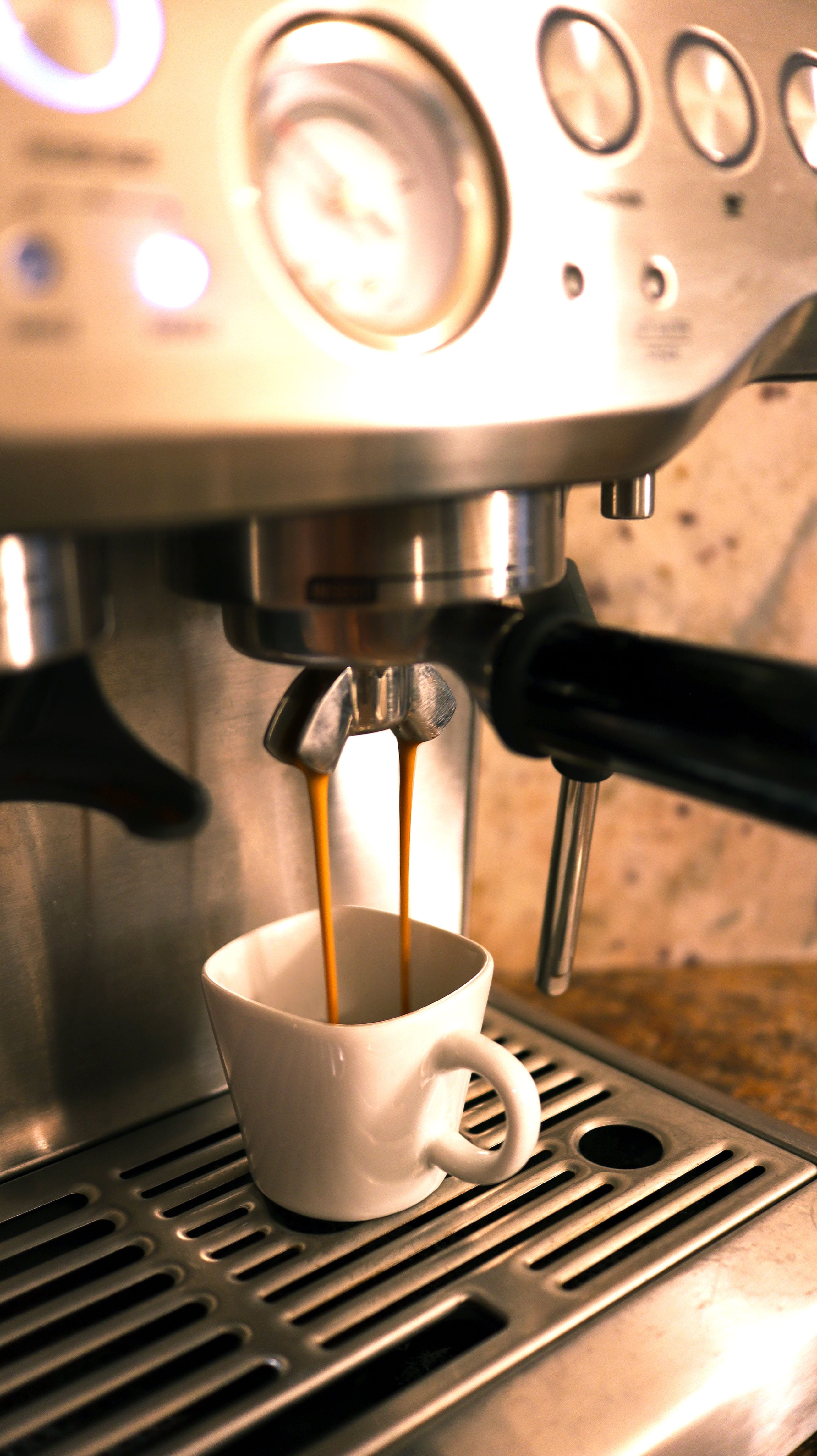 La exempleada del hotel dijo que las máquinas de café son utilizadas para orinar